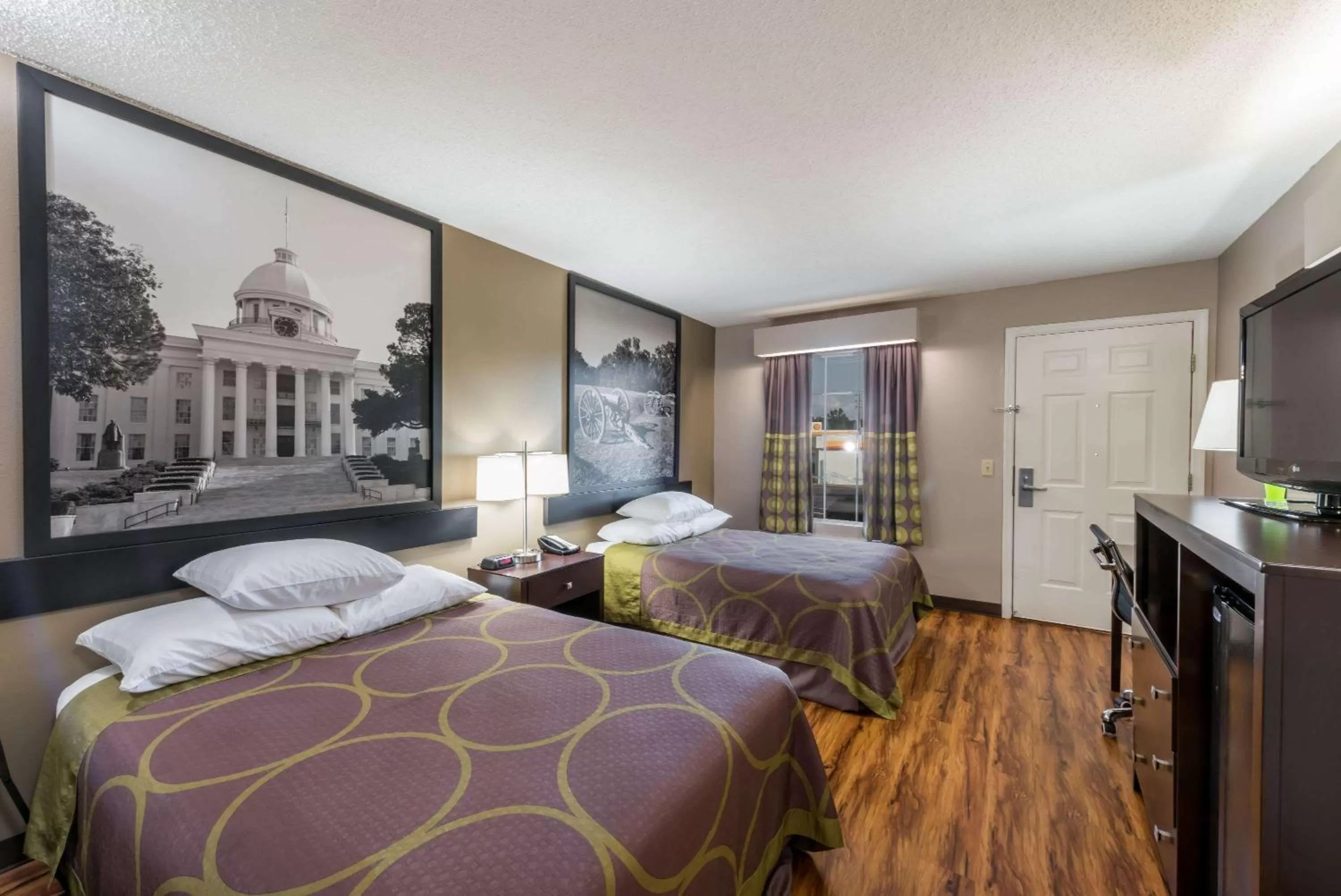 Photo of the whole room, Bed in Super 8 by Wyndham Alexander City