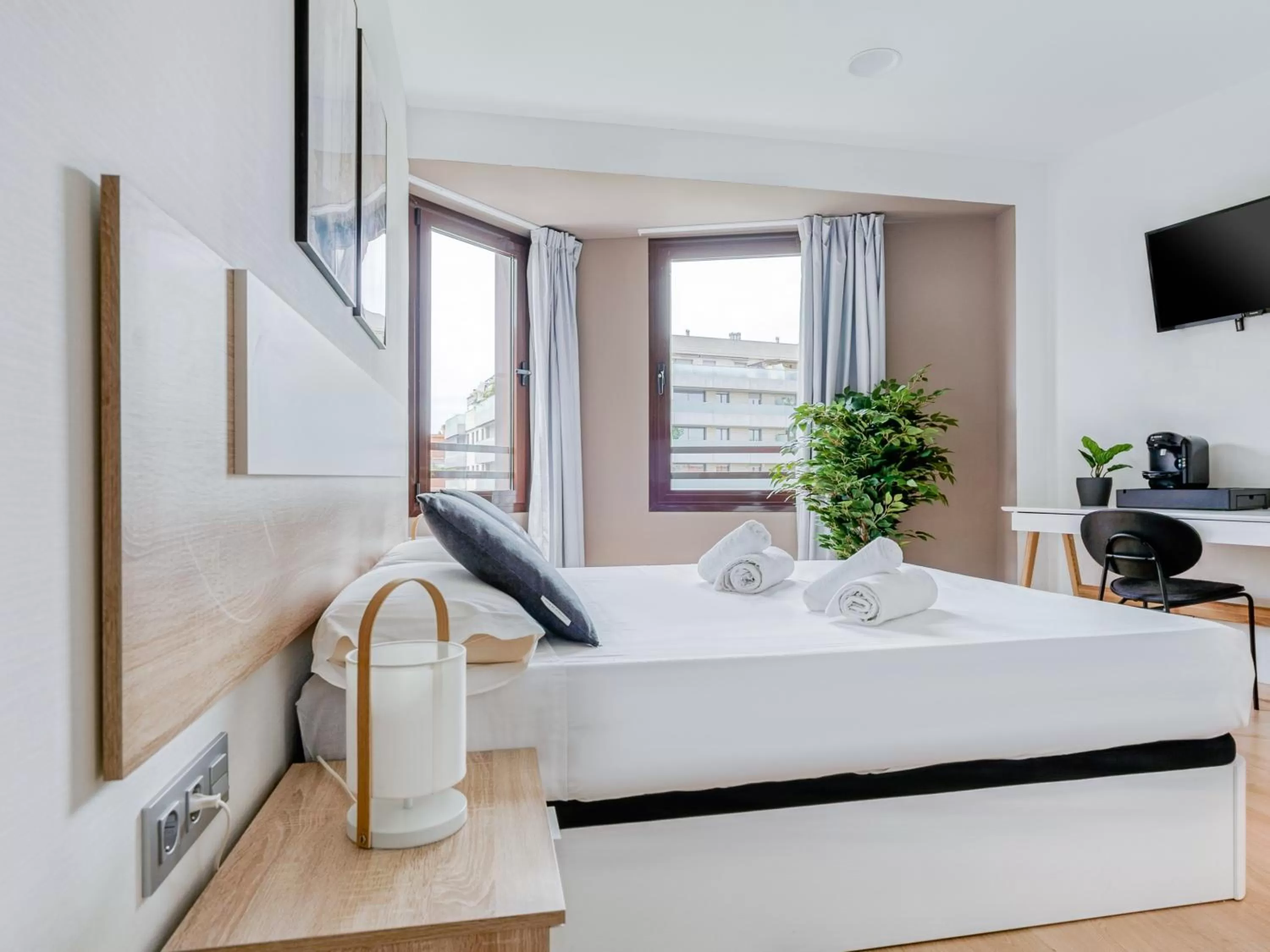 Bed in Limehome Barcelona Carrer de Fontcoberta - Digital Access