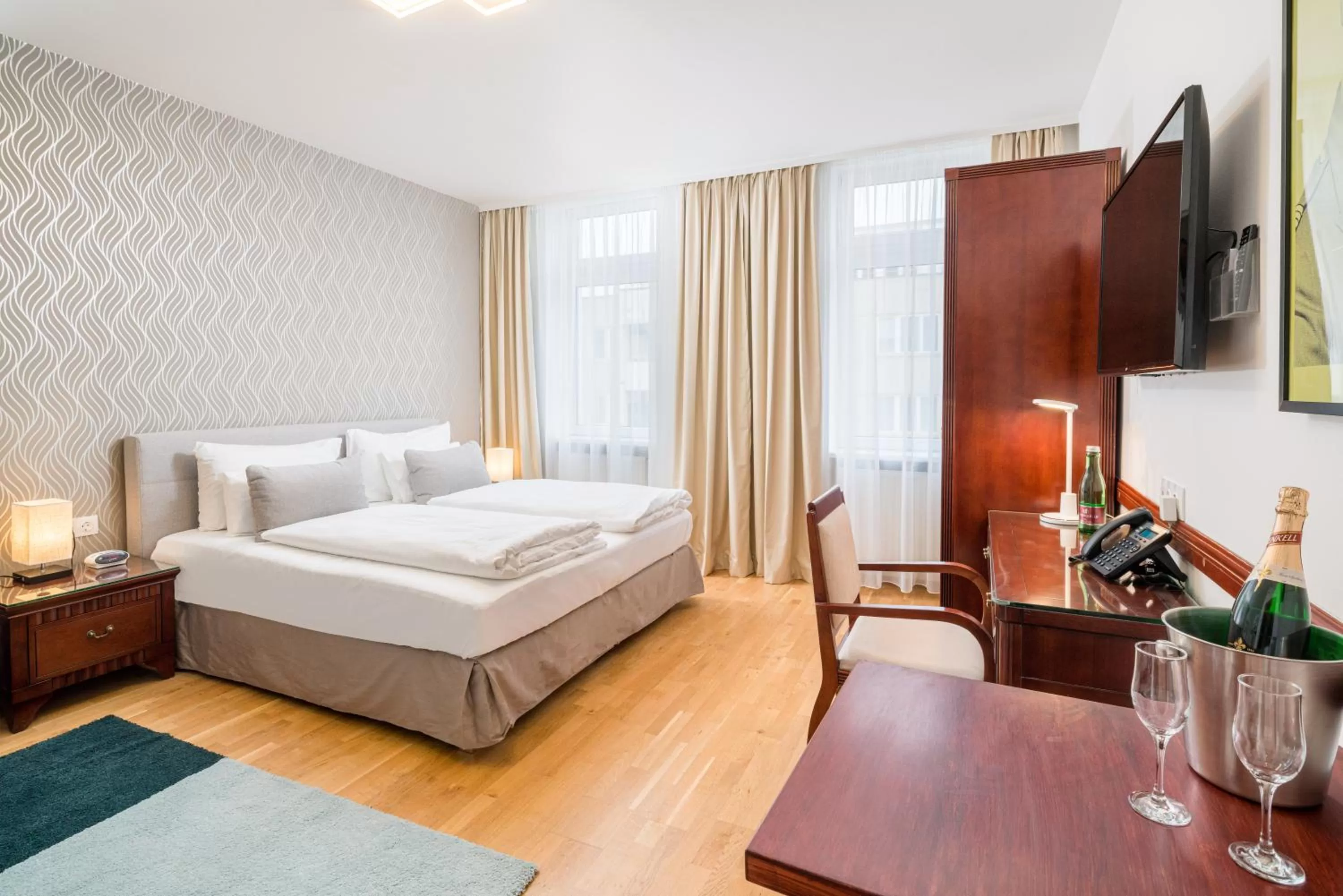 Photo of the whole room, Bed in Best Western Plus Celebrity Suites