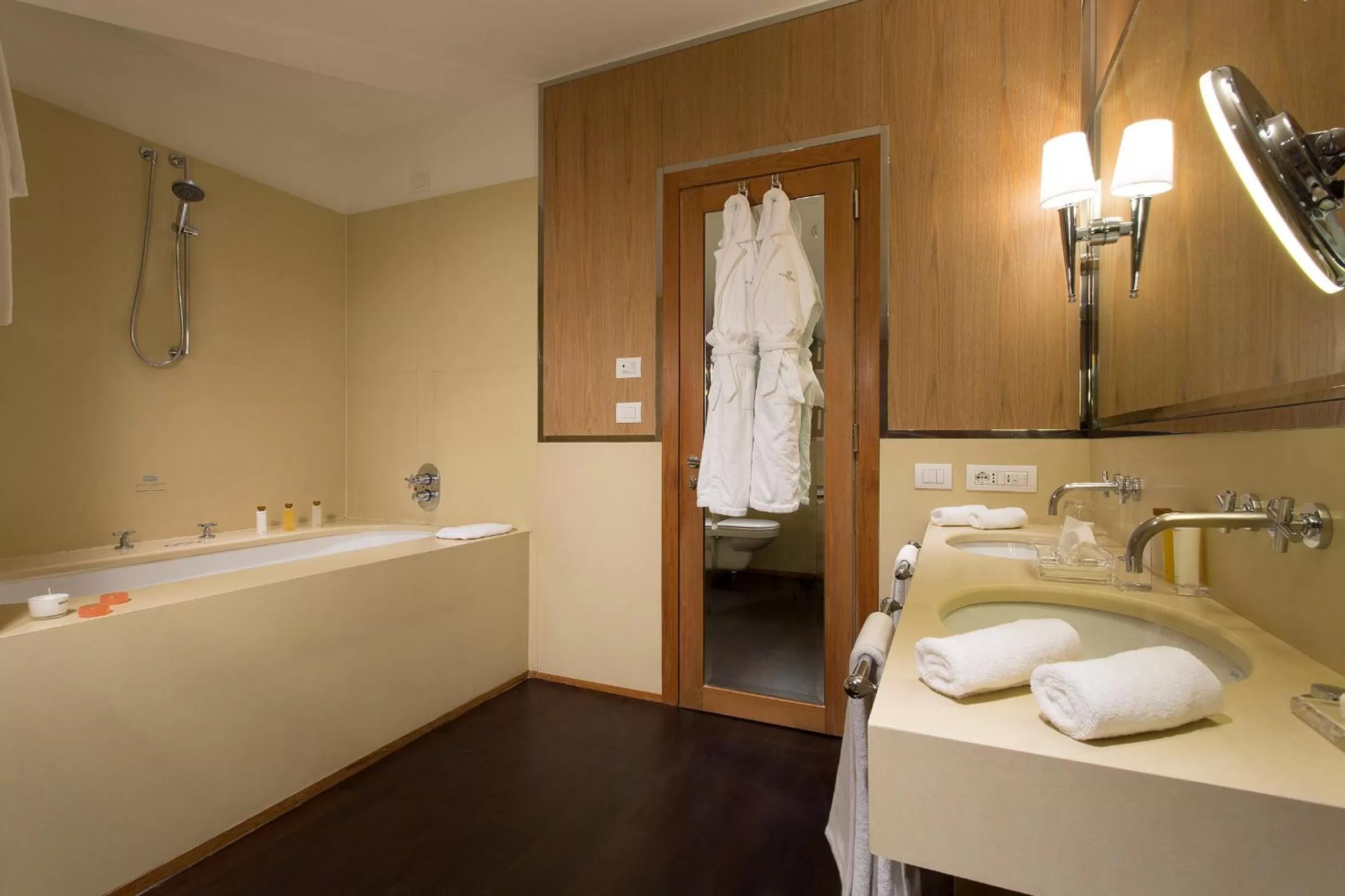 Bathroom, Bed in Portrait Firenze - Lungarno Collection