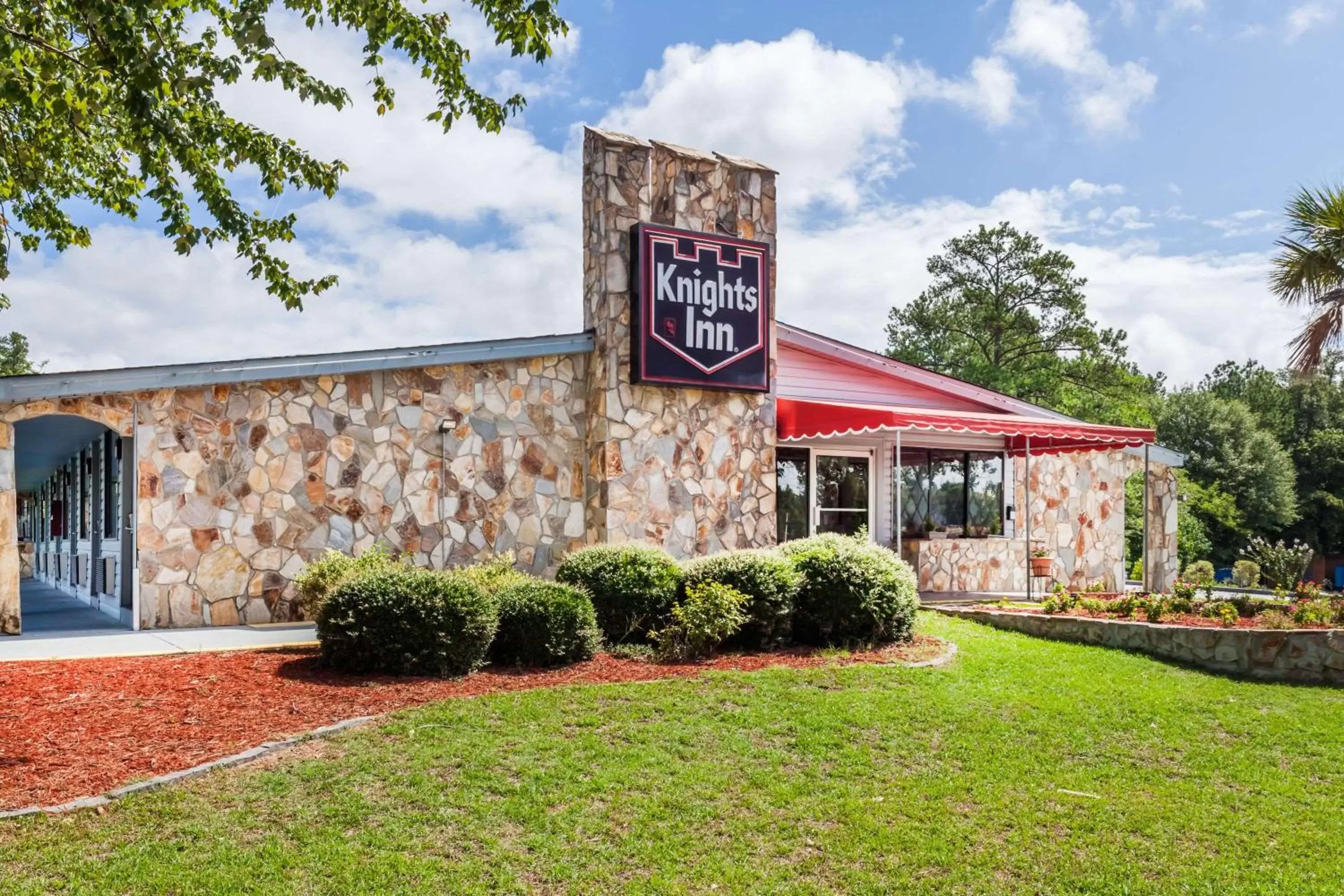 Property Building in Knights Inn - Columbia
