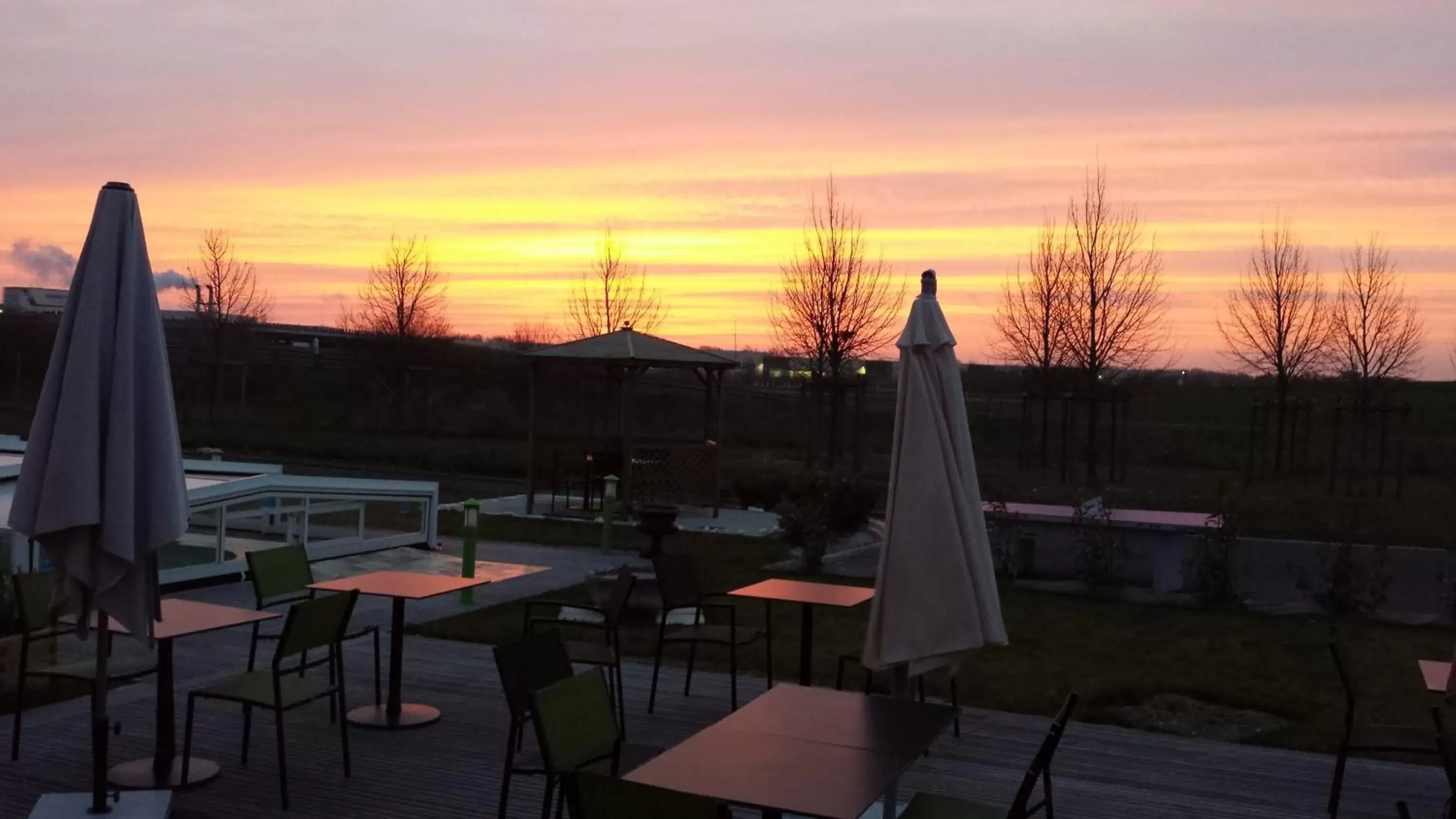 Patio, Sunrise/Sunset in Hôtel ibis Styles Montargis Arboria