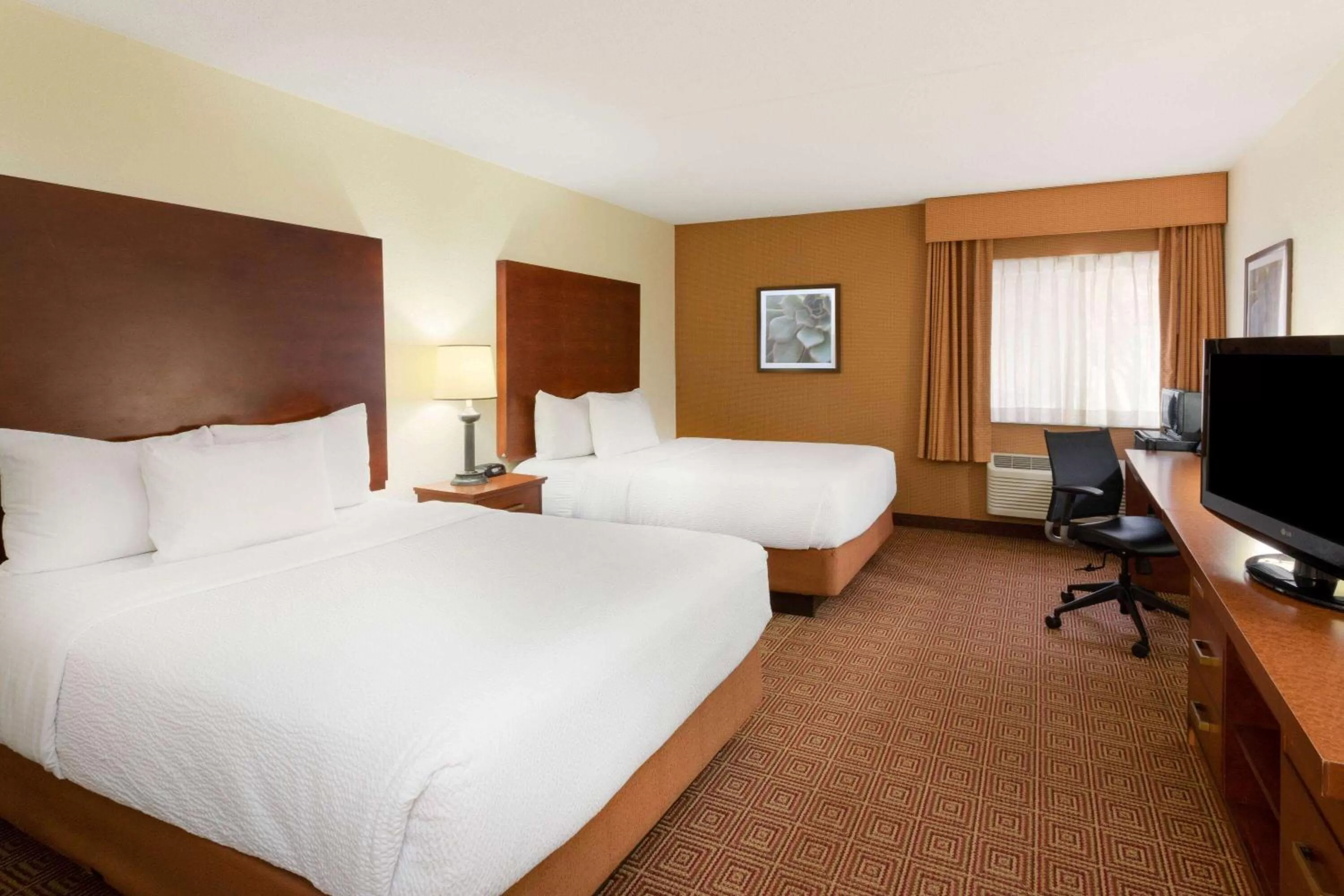 Photo of the whole room, Bed in La Quinta Inn by Wyndham Minneapolis Airport Bloomington