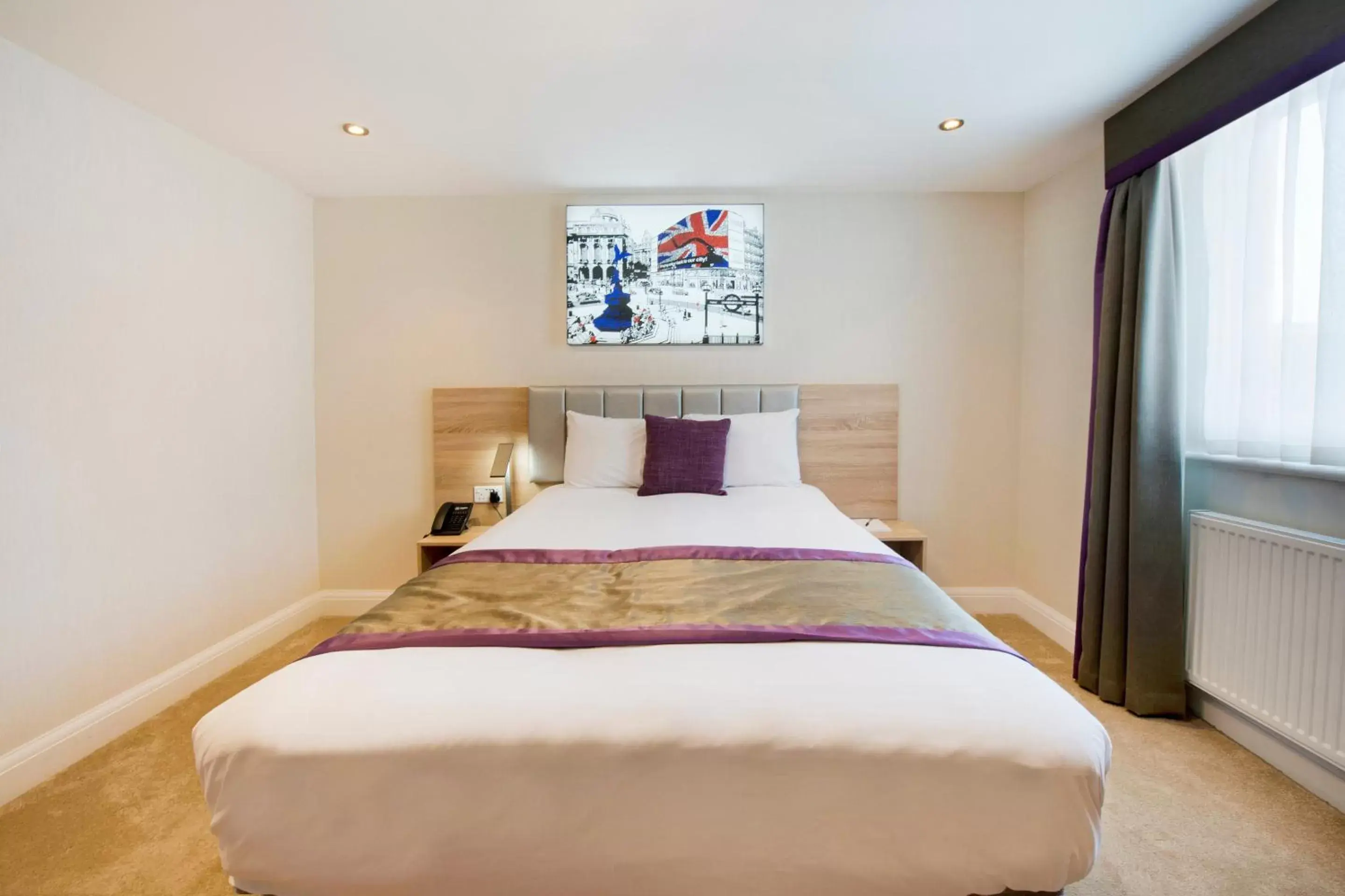 Bedroom, Bed in OYO Townhouse 30 Sussex Hotel, London Paddington