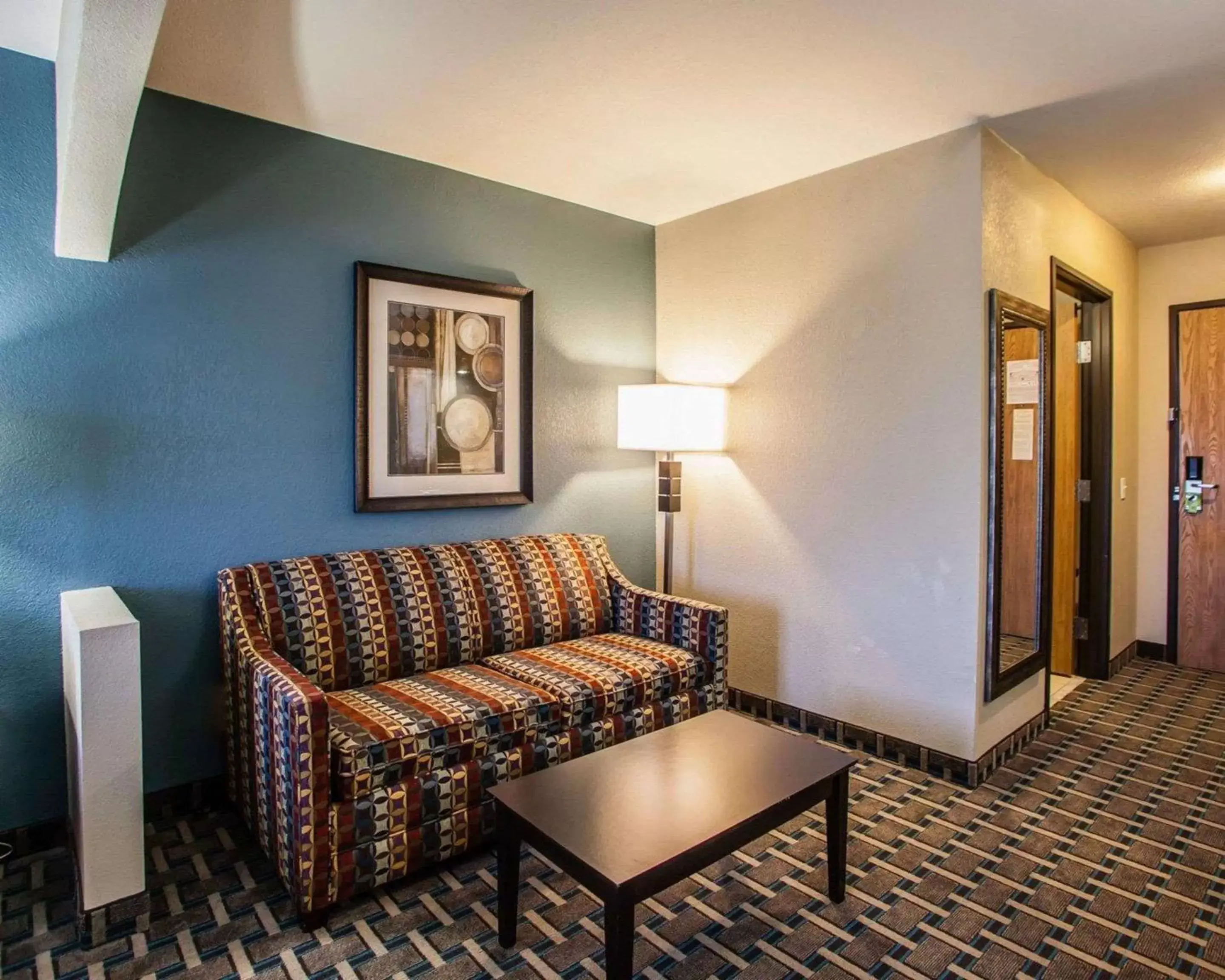 Photo of the whole room, Seating Area in Comfort Inn Lees Summit