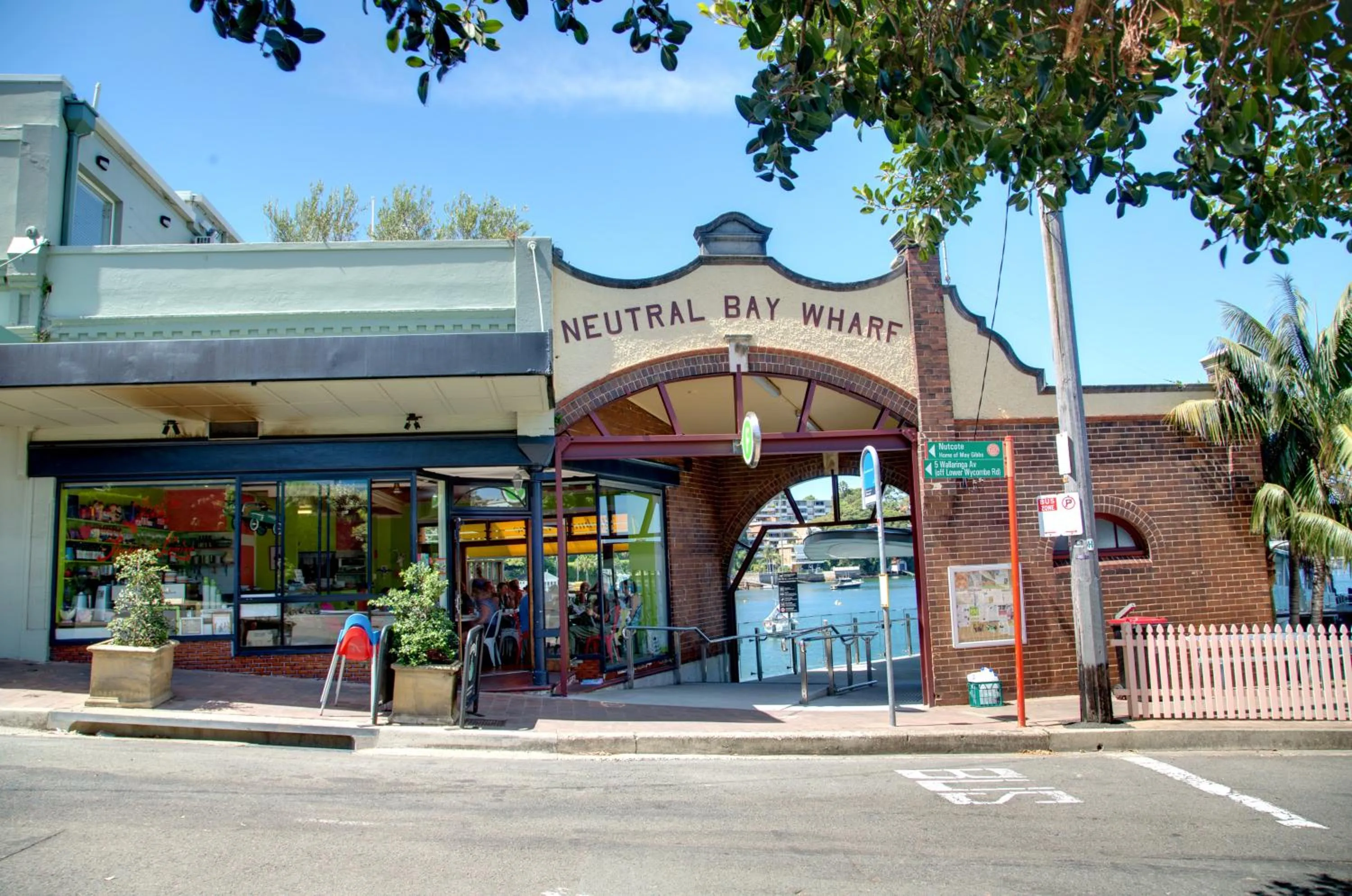 Restaurant/places to eat in Neutral Bay Lodge