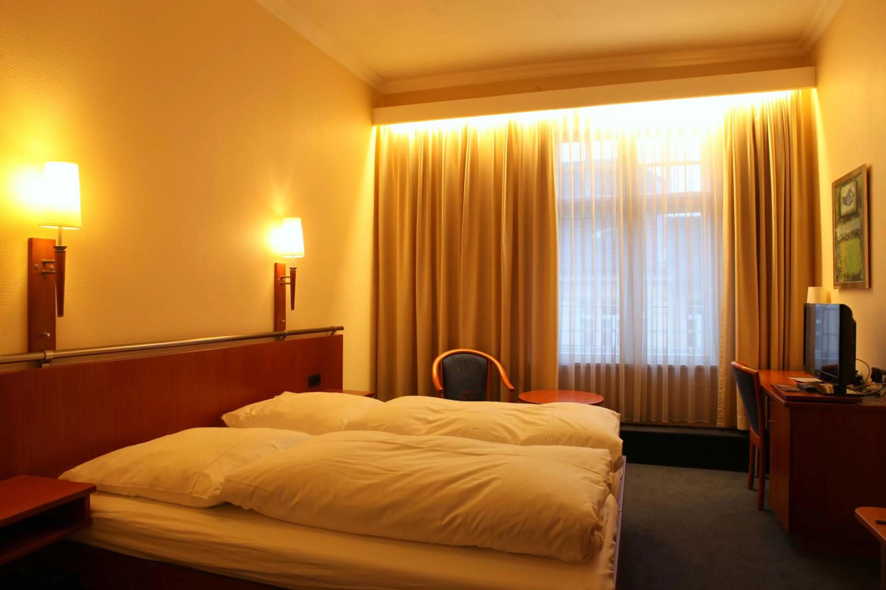 Photo of the whole room, Bed in Kurfürst am Kurfürstendamm