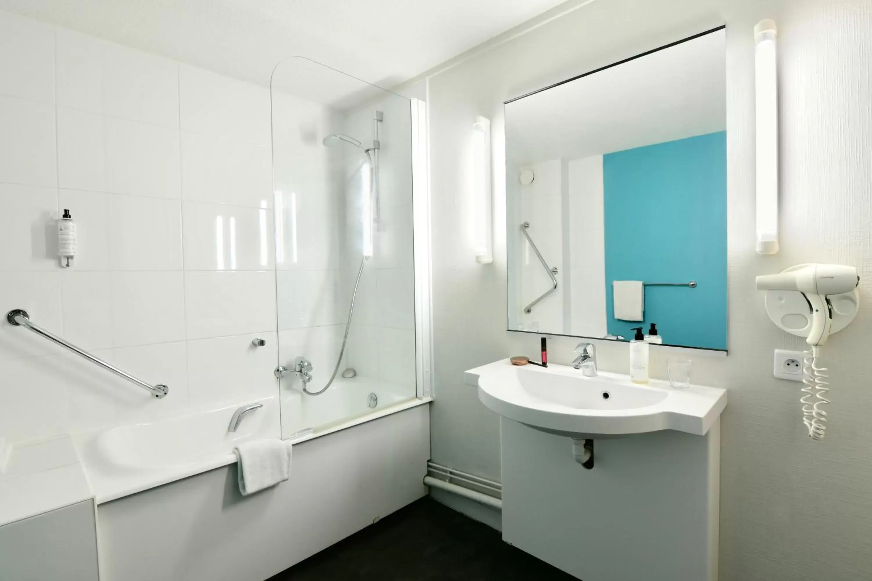 Bathroom in Kyriad Lannion-Perros-Guirec