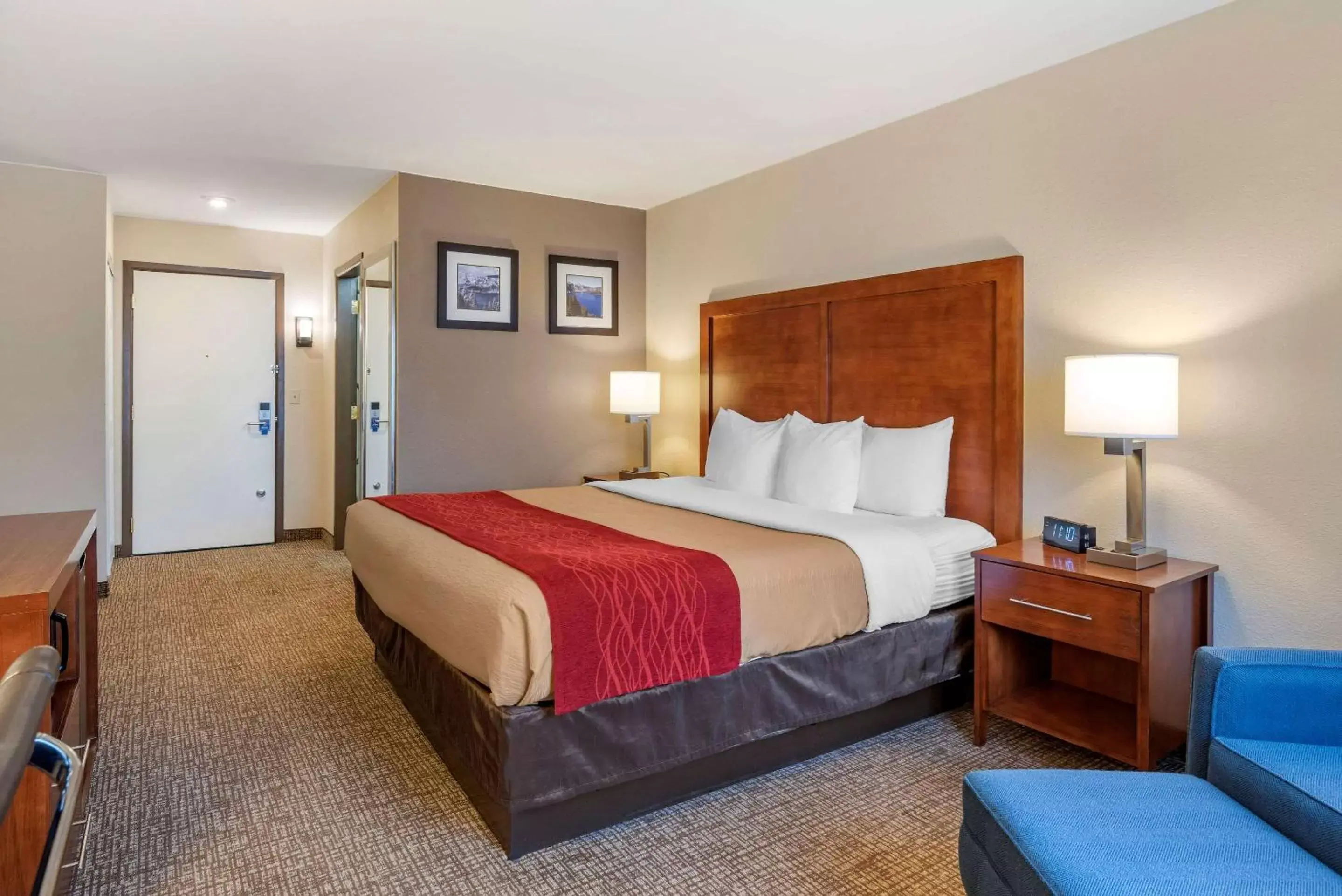 Photo of the whole room, Bed in Comfort Inn & Suites Klamath Falls