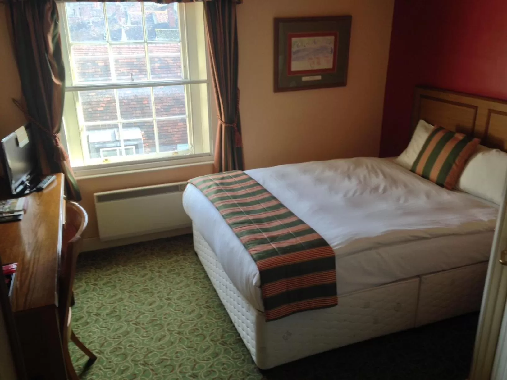 TV and multimedia, Bed in The Catherine Wheel Wetherspoon Hotel