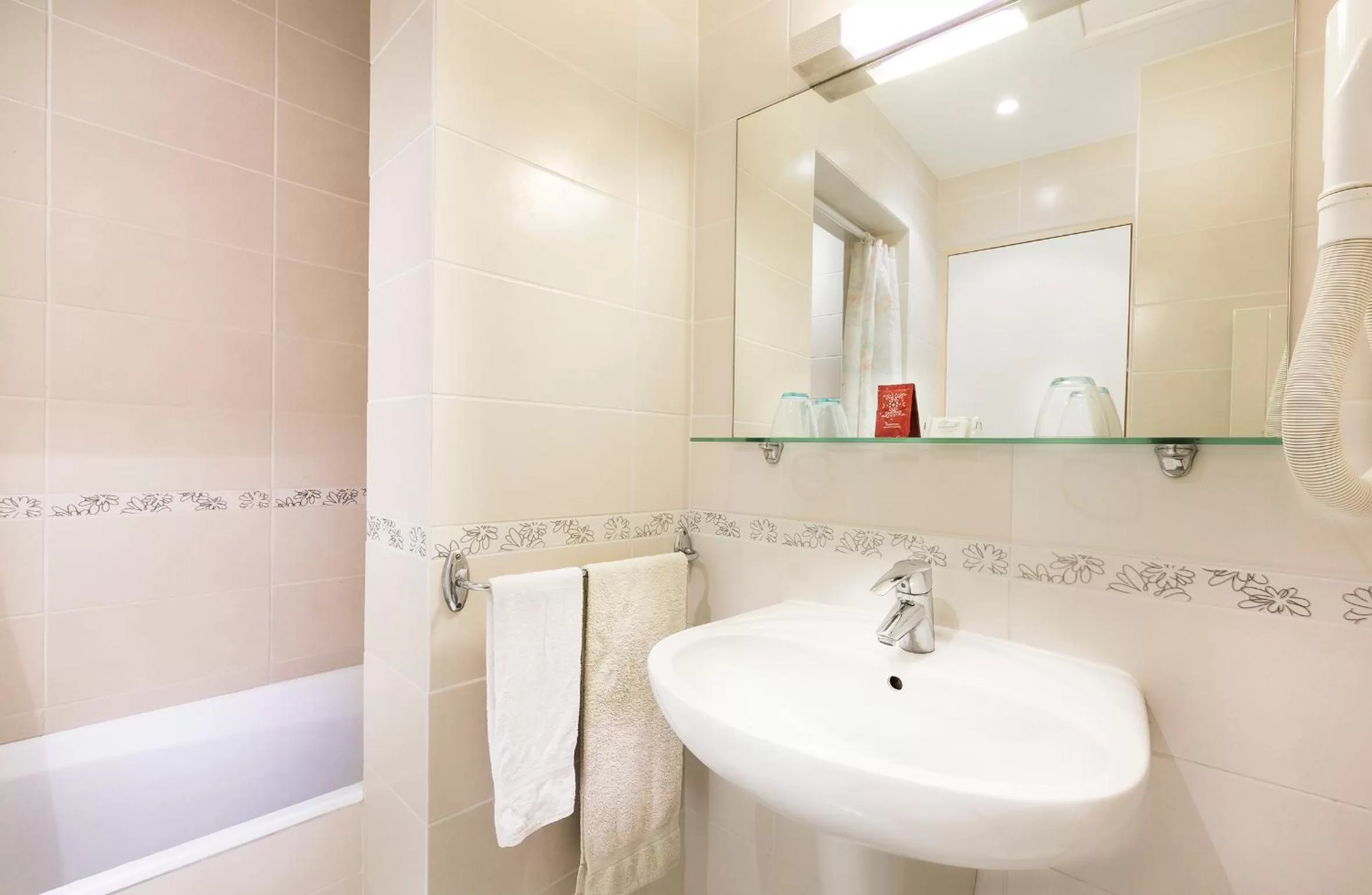 People in Hotel Le Clos d'Alésia