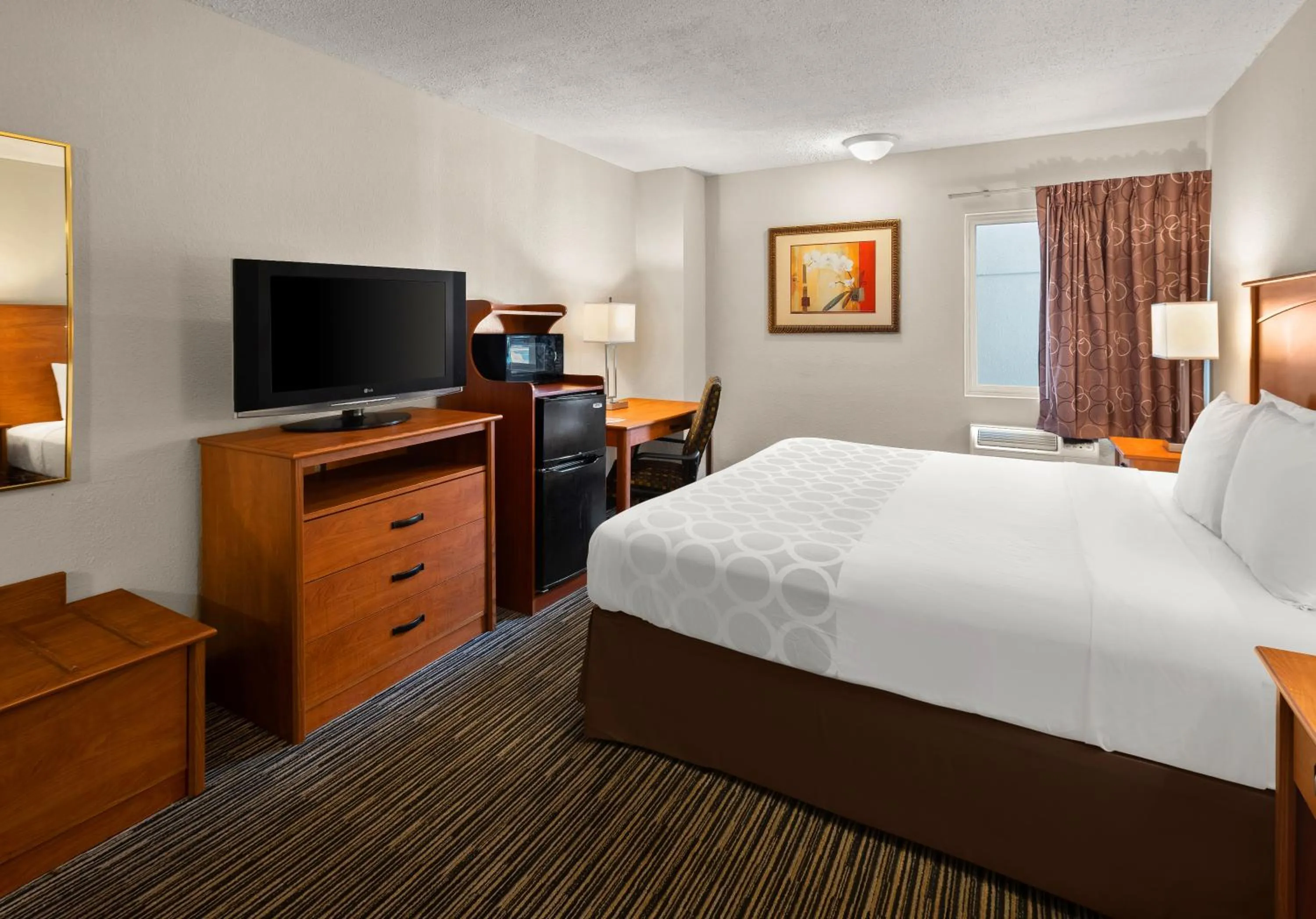 Photo of the whole room, Bed in Magnuson Hotel Detroit Airport