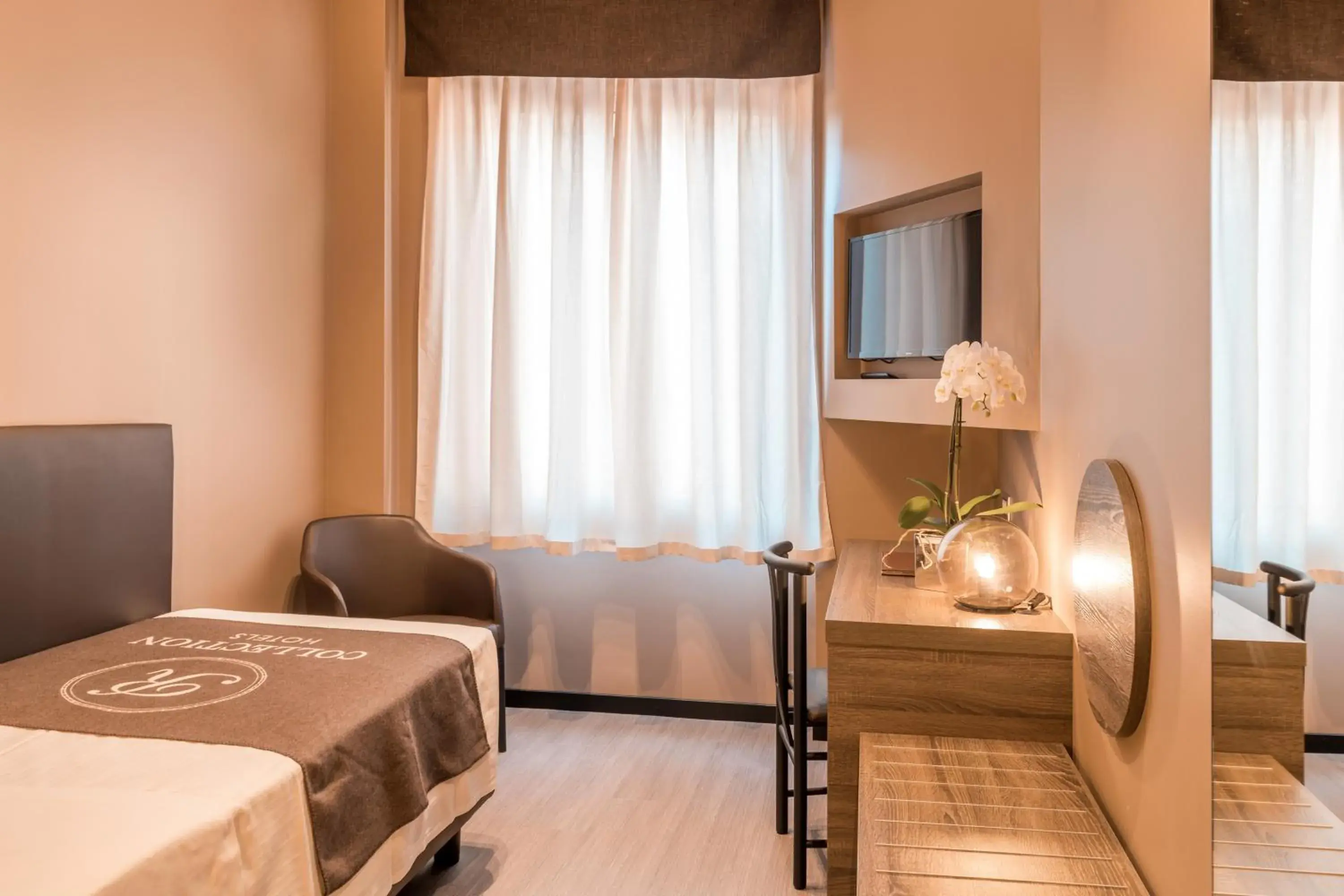 Bedroom, Seating Area in Hotel Mentana