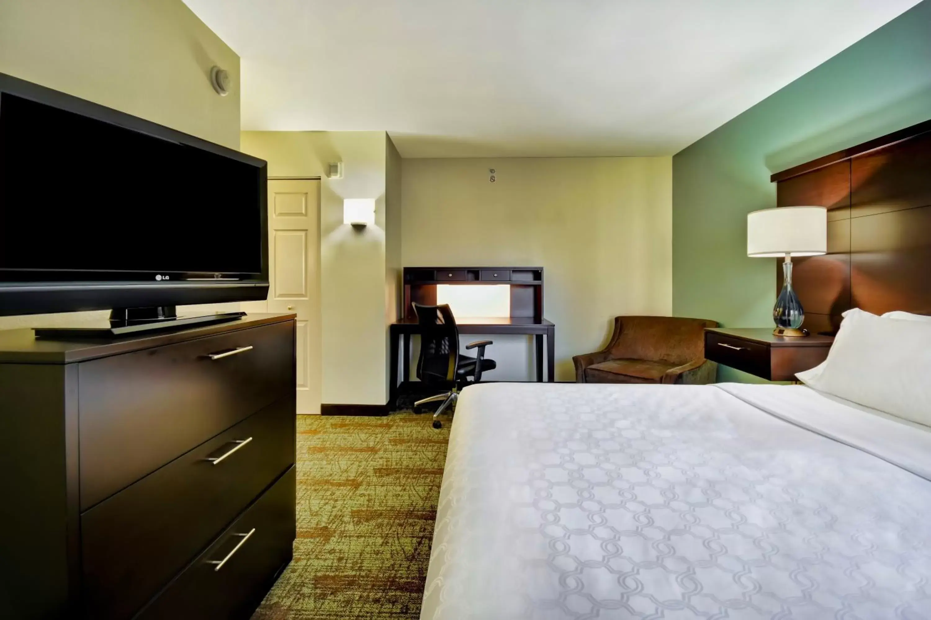 Photo of the whole room, TV/Entertainment Center in Staybridge Suites Middleton/Madison-West, an IHG Hotel