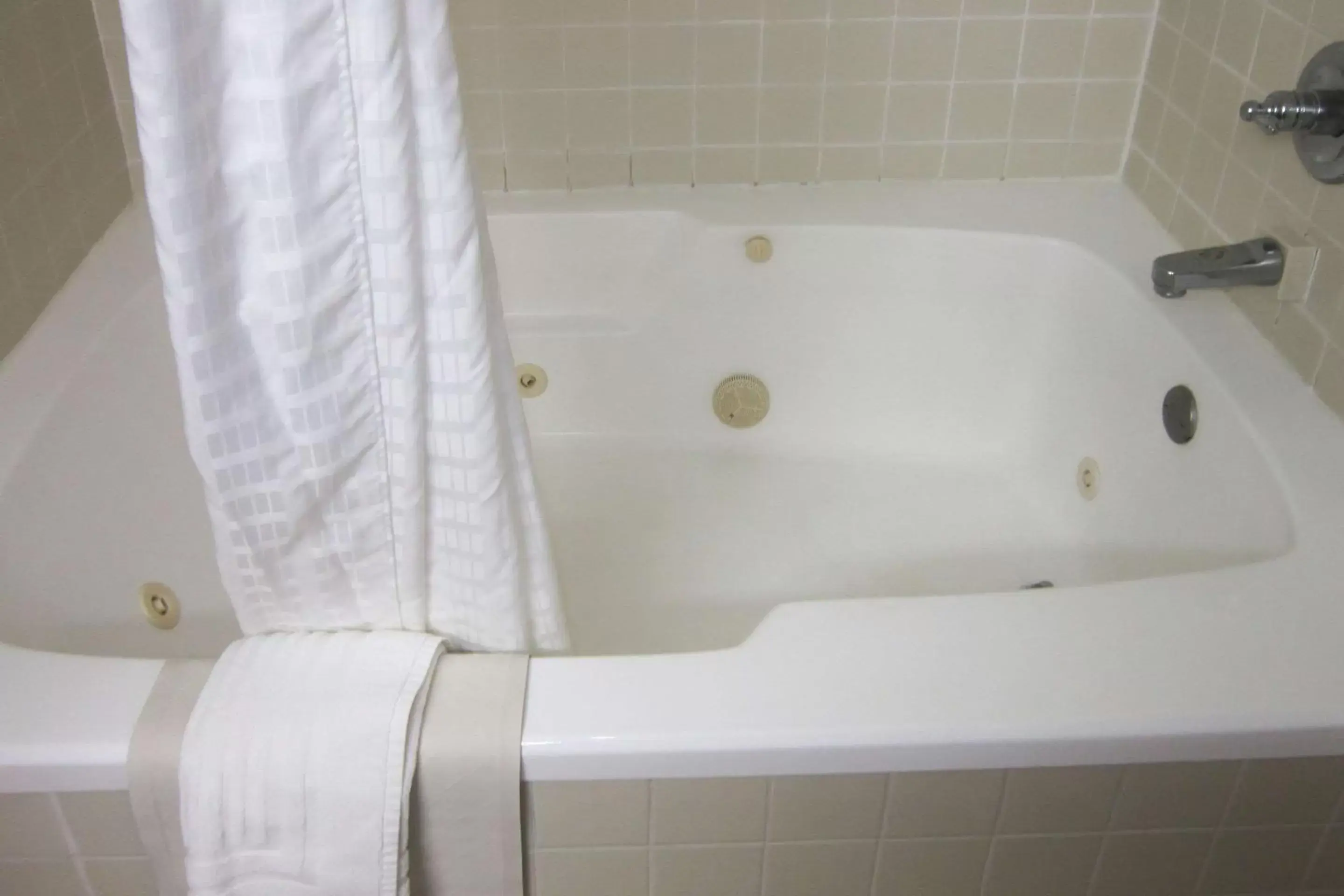 Bathroom in Quality Inn Nashville – Bloomington