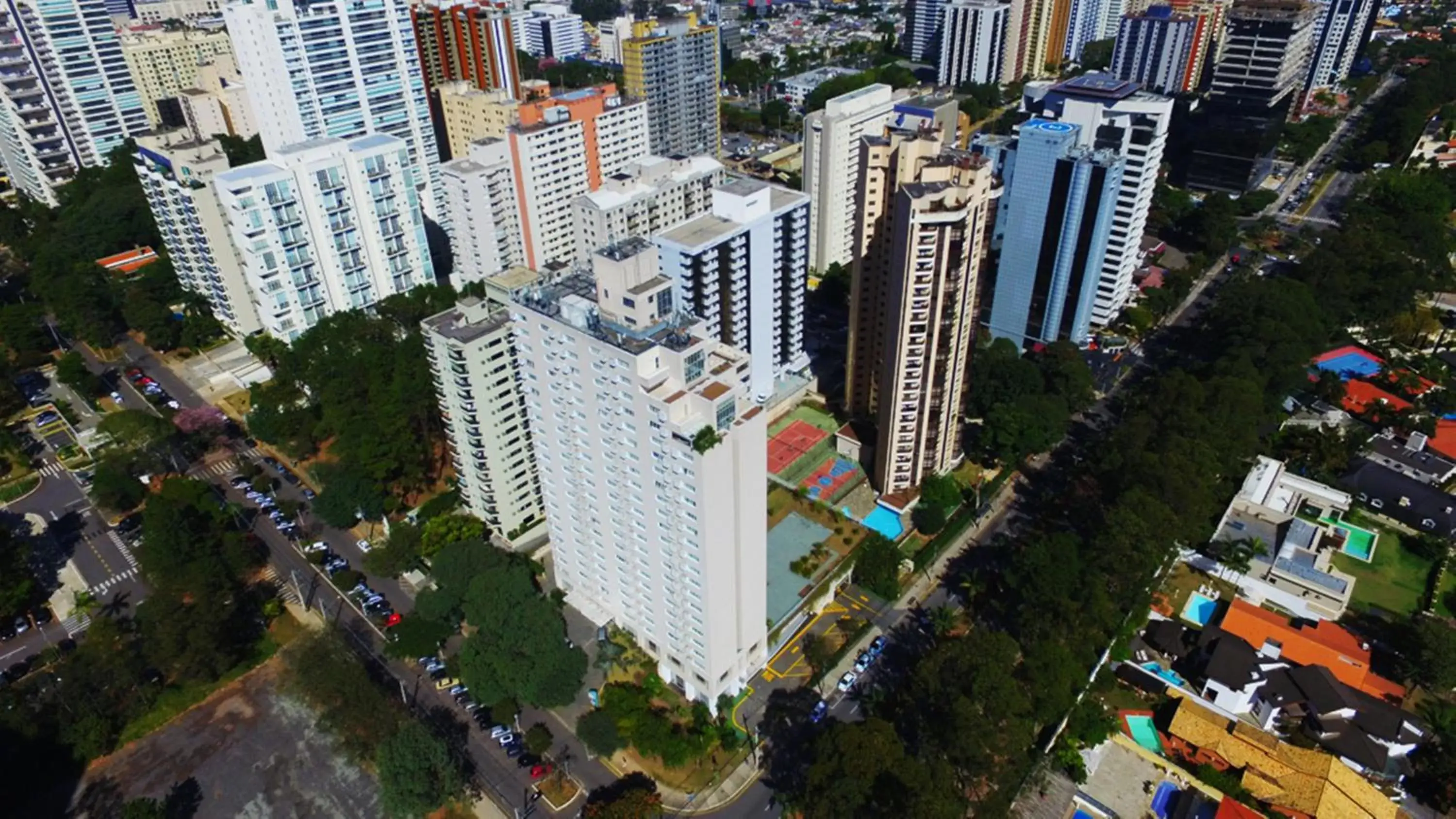 Property building, Bird's-eye View in Quality Suites Alphaville