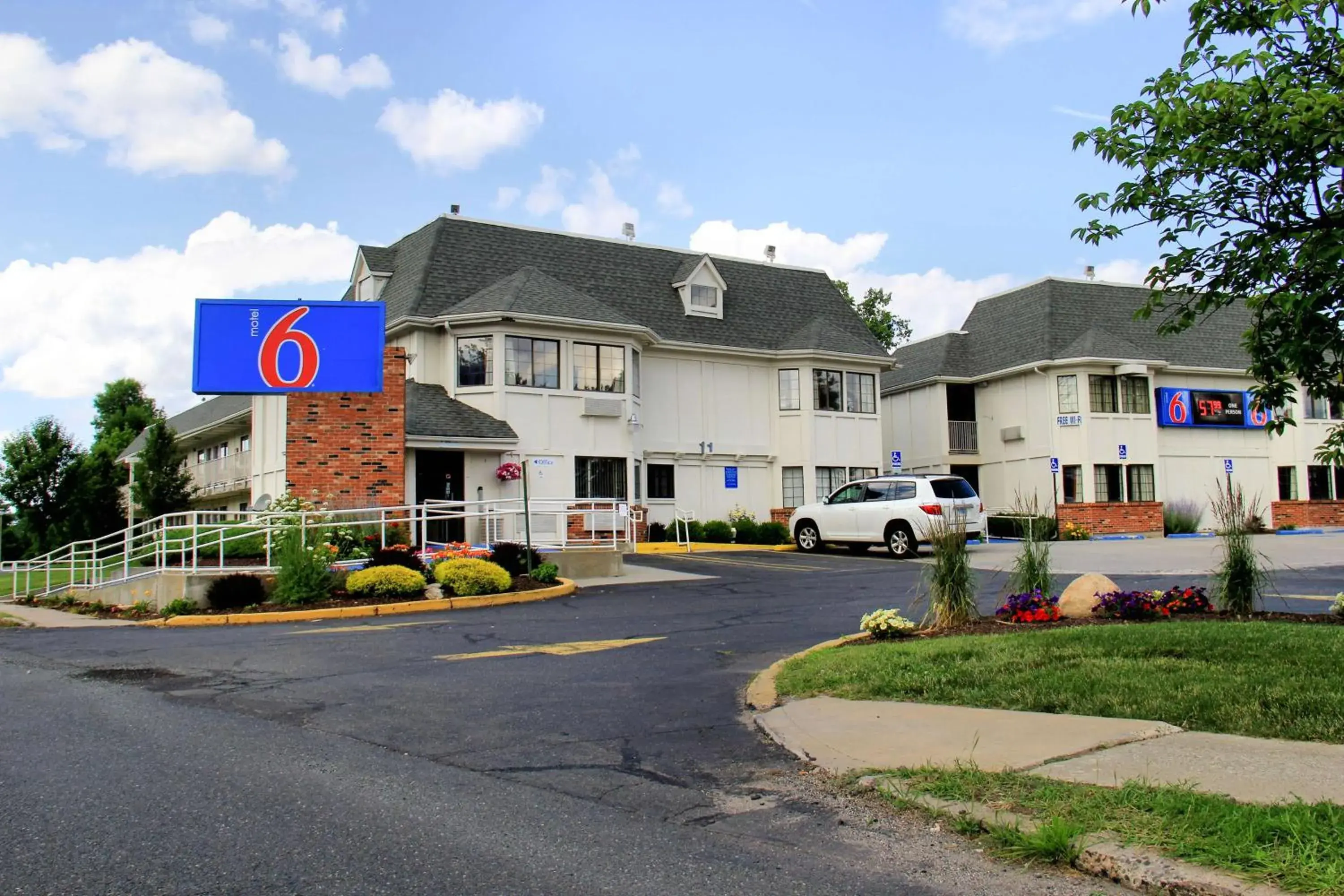 Property Building in Motel 6-Enfield, CT - Hartford