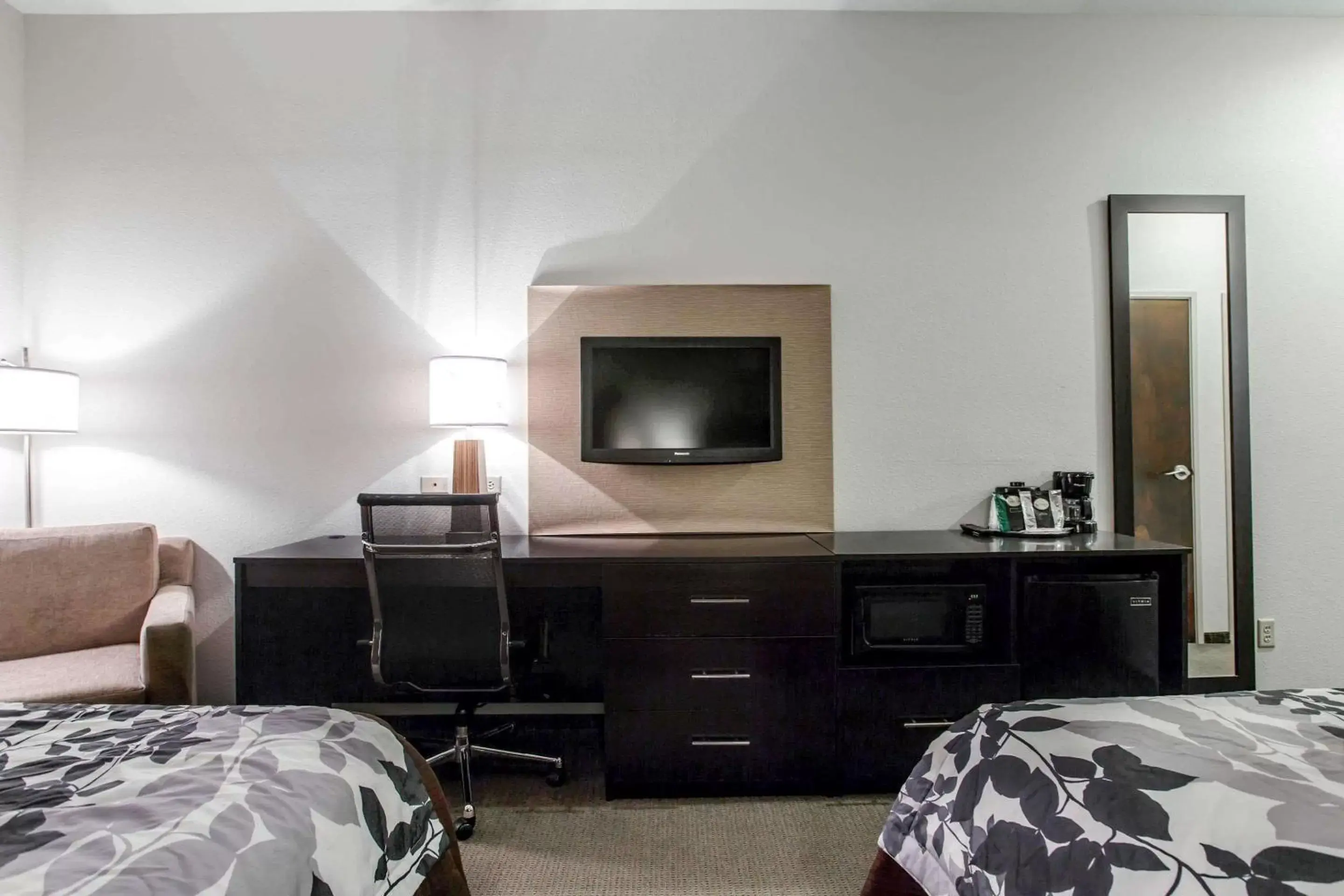 Photo of the whole room, TV/Entertainment Center in Sleep Inn & Suites Marion - Military Institute