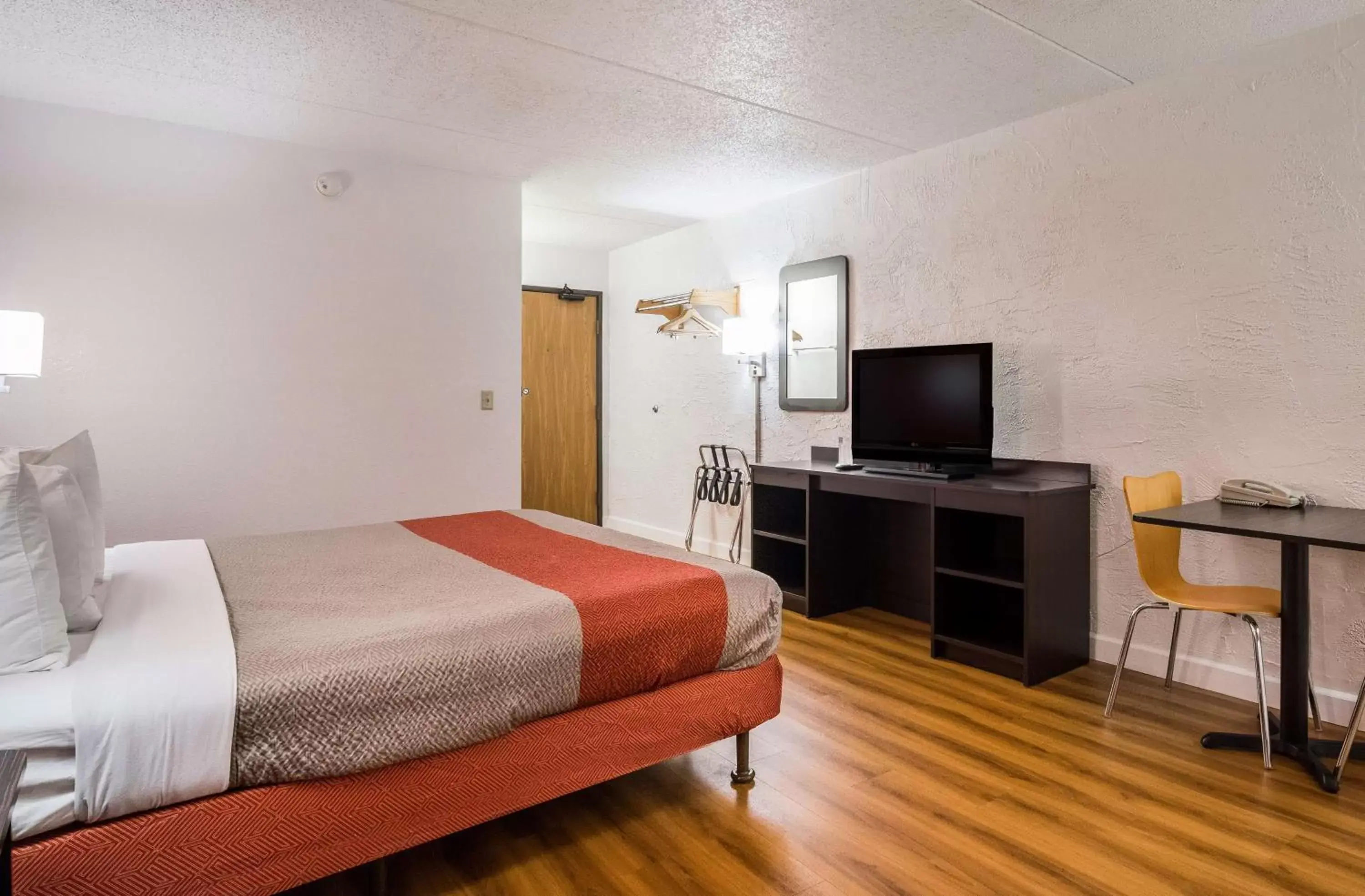 Bedroom, TV/Entertainment Center in Motel 6-Prospect Heights, IL