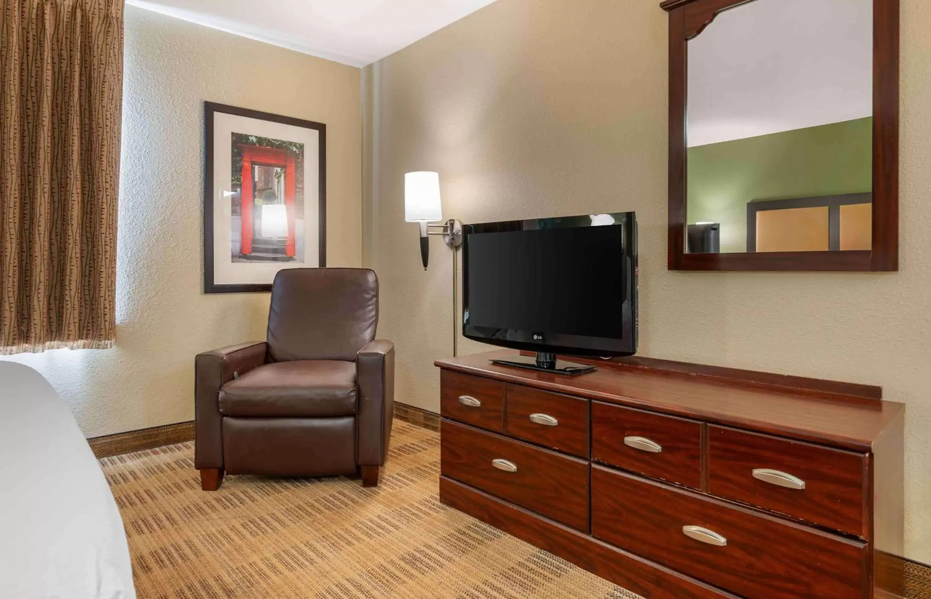 Bedroom, TV/Entertainment Center in Extended Stay America Suites - Cincinnati - Florence - Turfway Rd