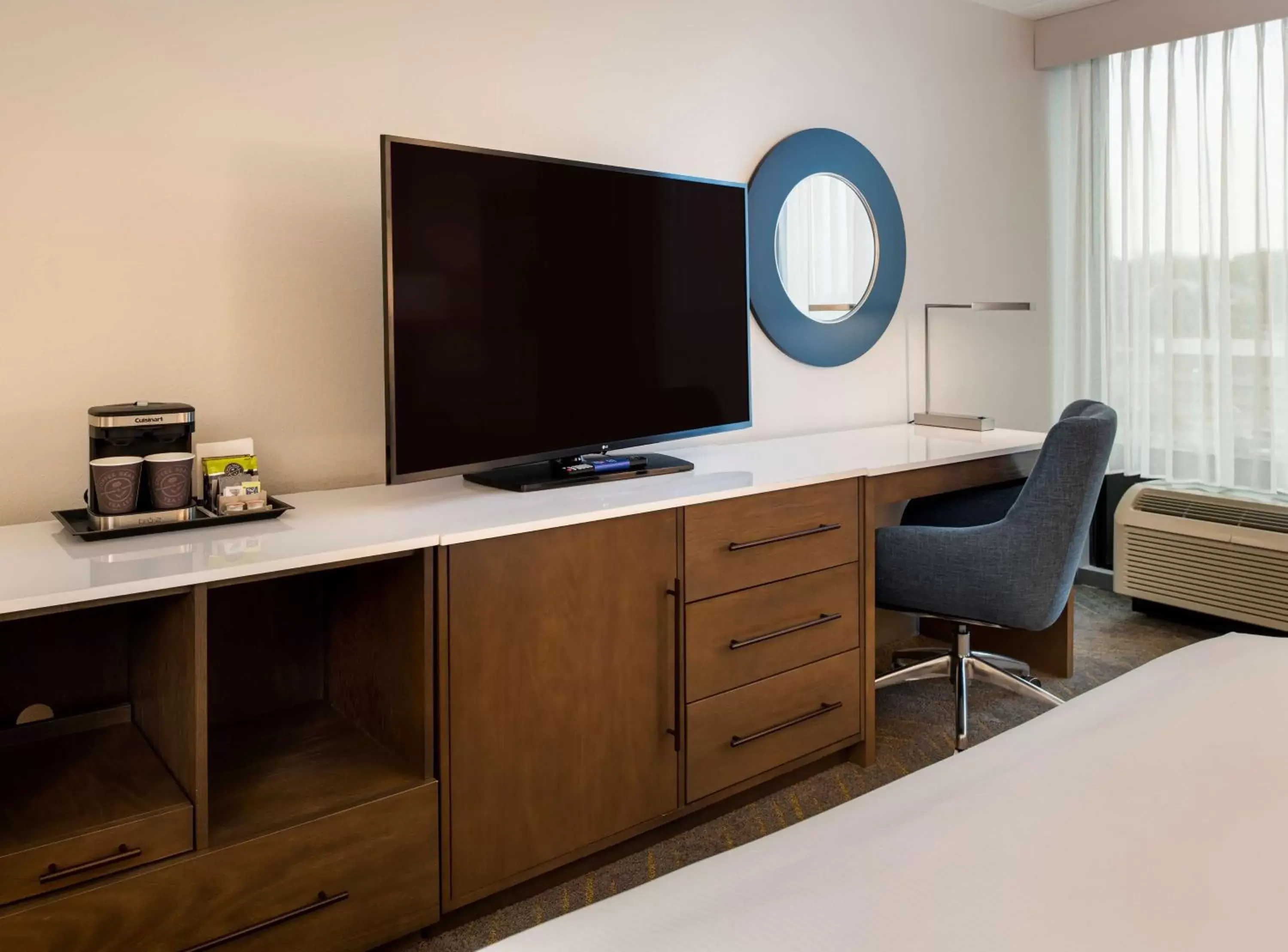 Bedroom, TV/Entertainment Center in Doubletree By Hilton Madison East