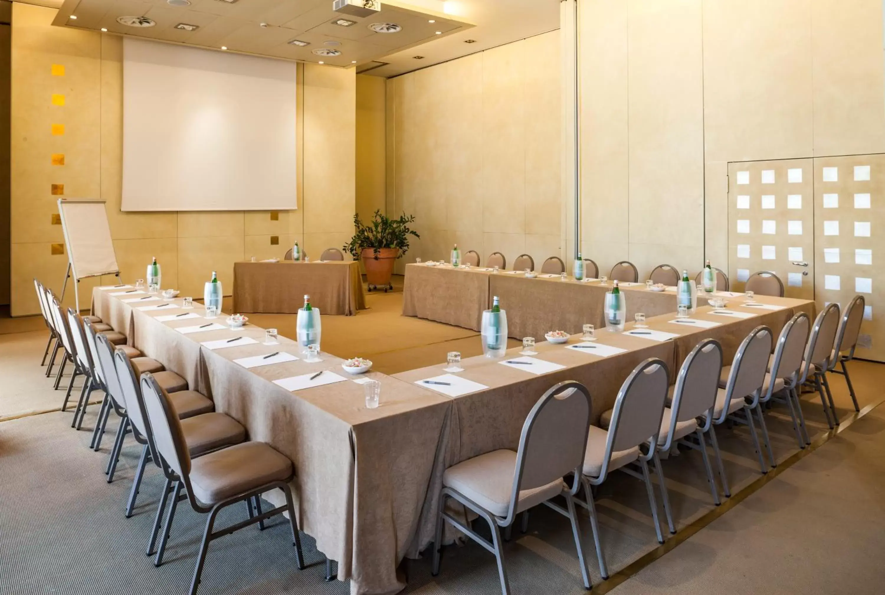 Business facilities in Cosmo Hotel Palace