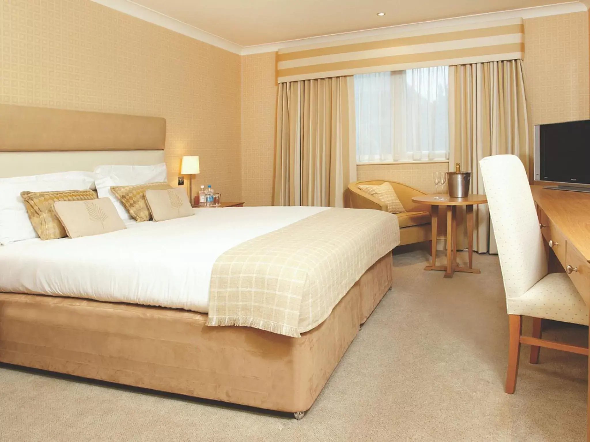 Bedroom, Bed in Donnington Valley Hotel, Golf & Spa