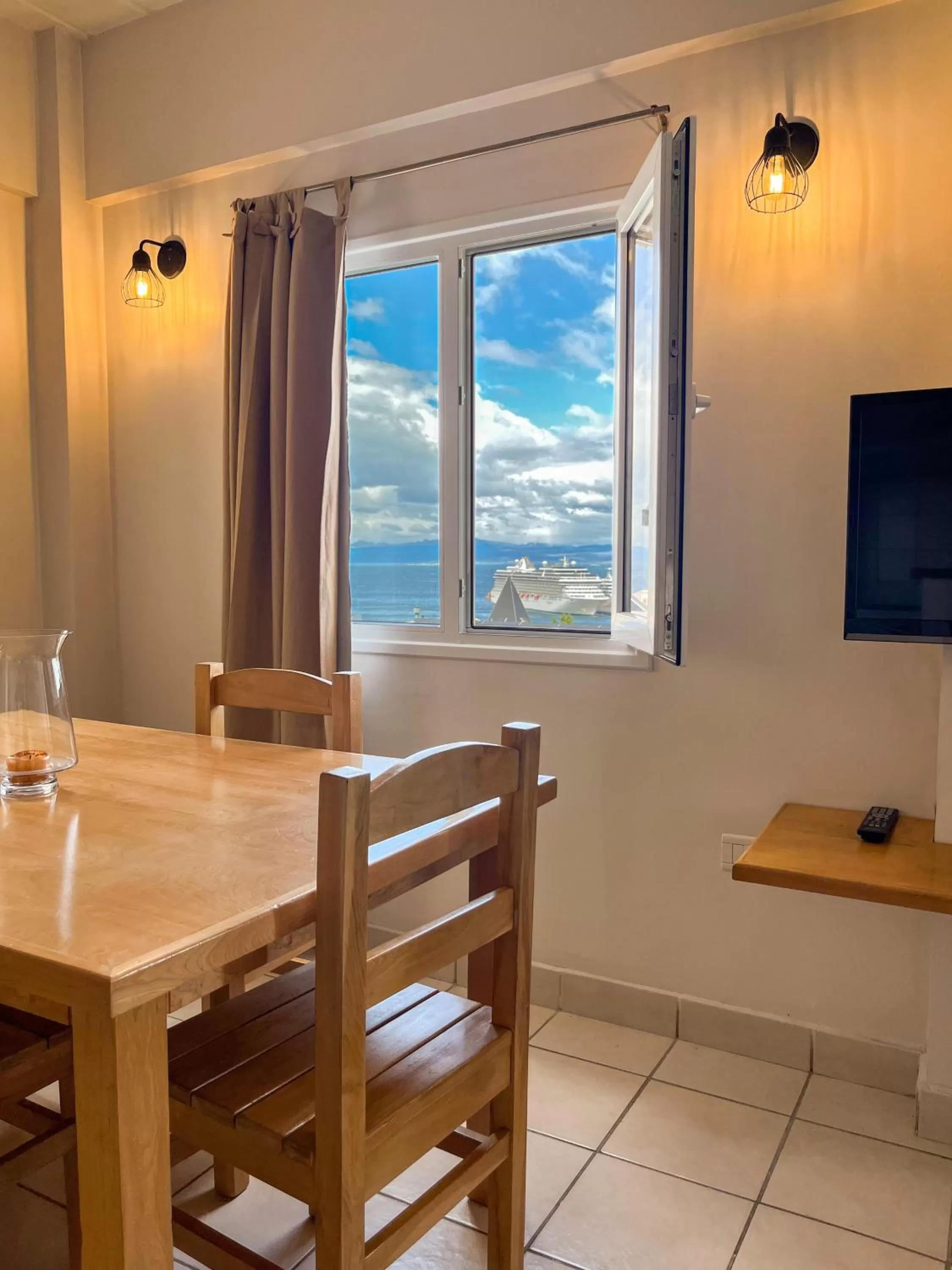 TV and multimedia, Dining Area in Riviera Fueguina Apartments