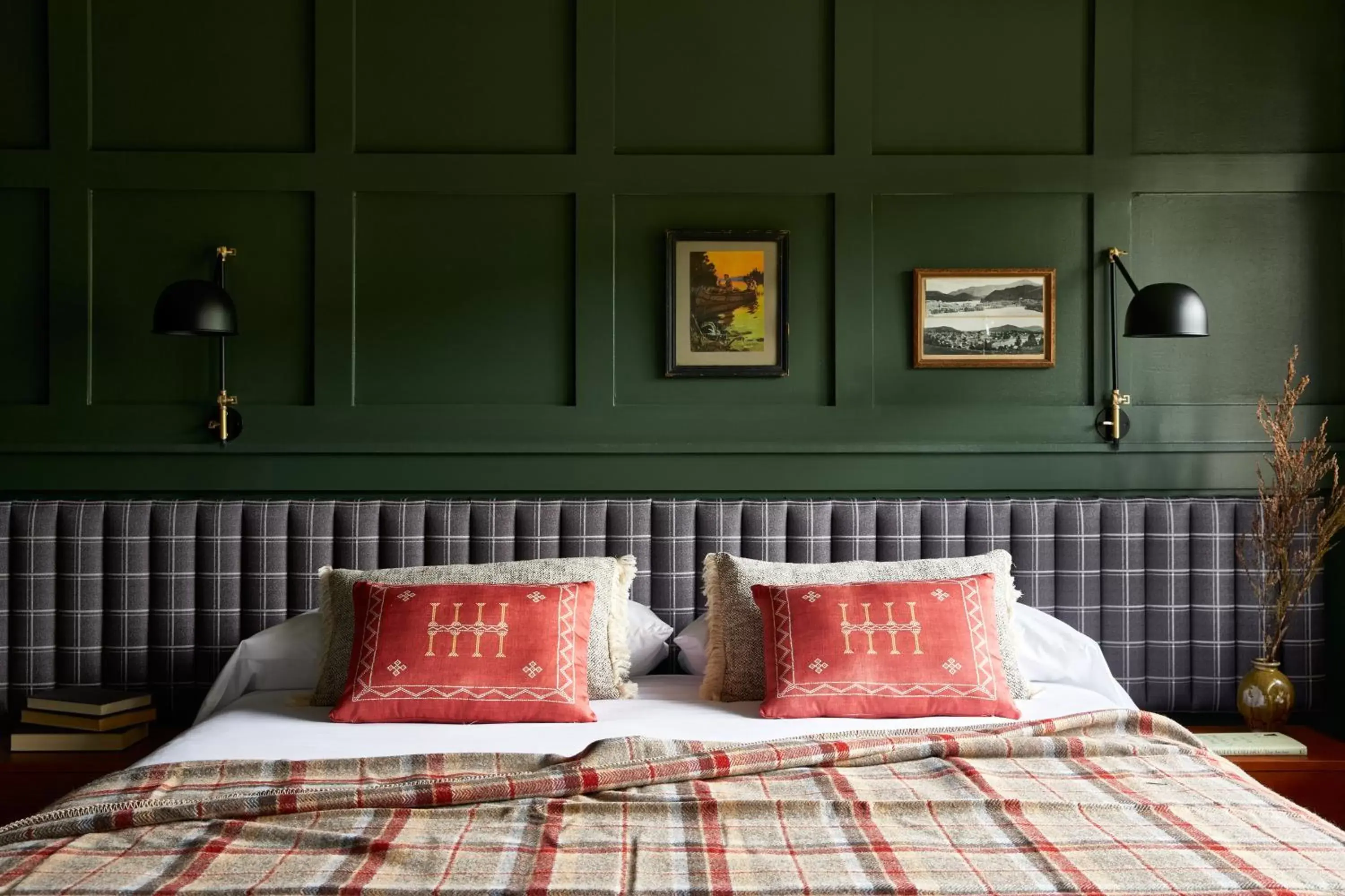 Bed in Hunter Lodge, a Bluebird by Lark Bed in Hunter Lodge, a Bluebird by Lark
