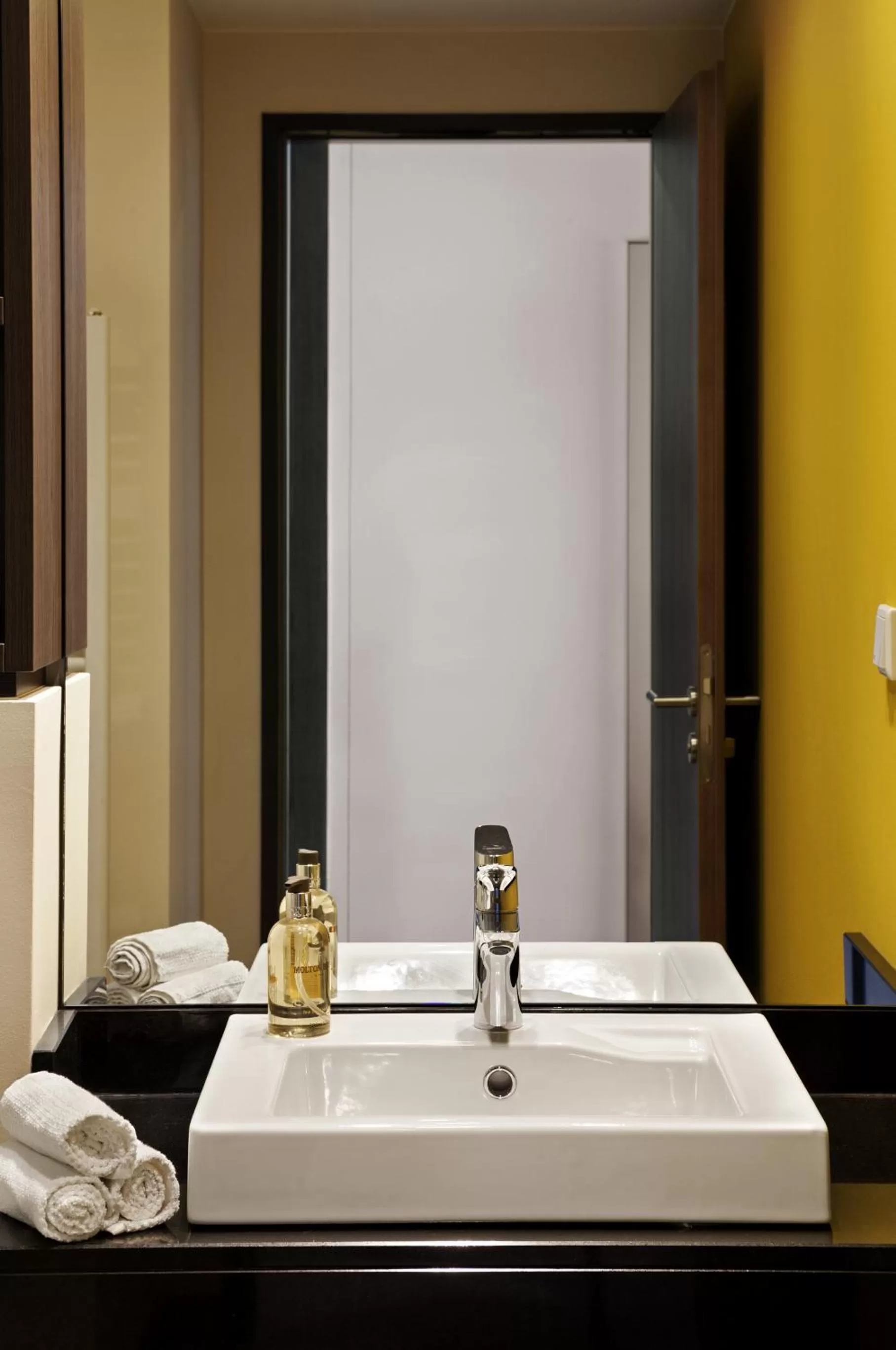 Bathroom, Bed in Citadines City Centre Frankfurt