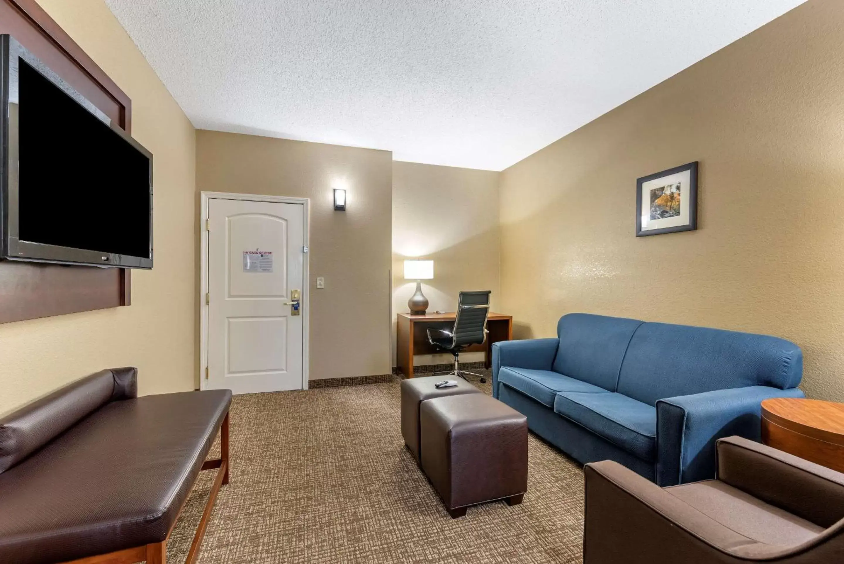 Photo of the whole room, Seating Area in Comfort Inn & Suites El Dorado