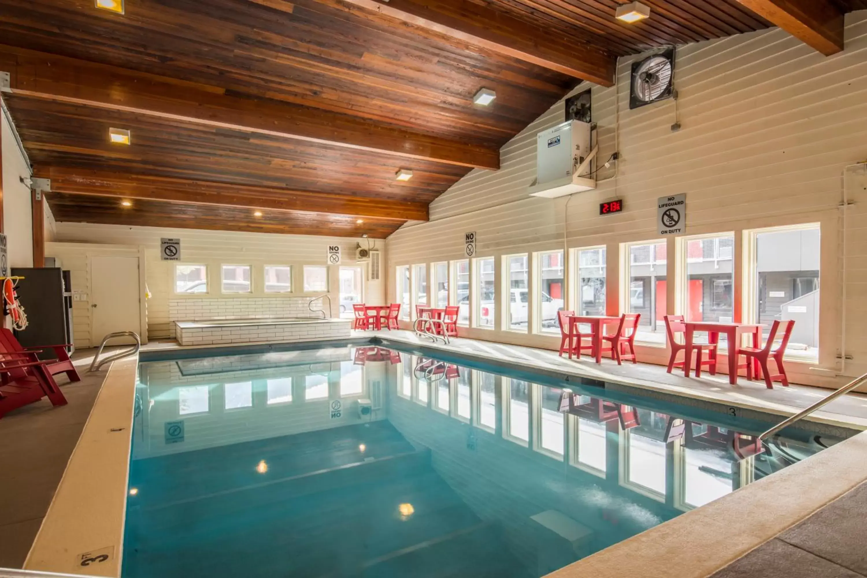 Hot Tub, Swimming Pool in Mountain Modern Motel