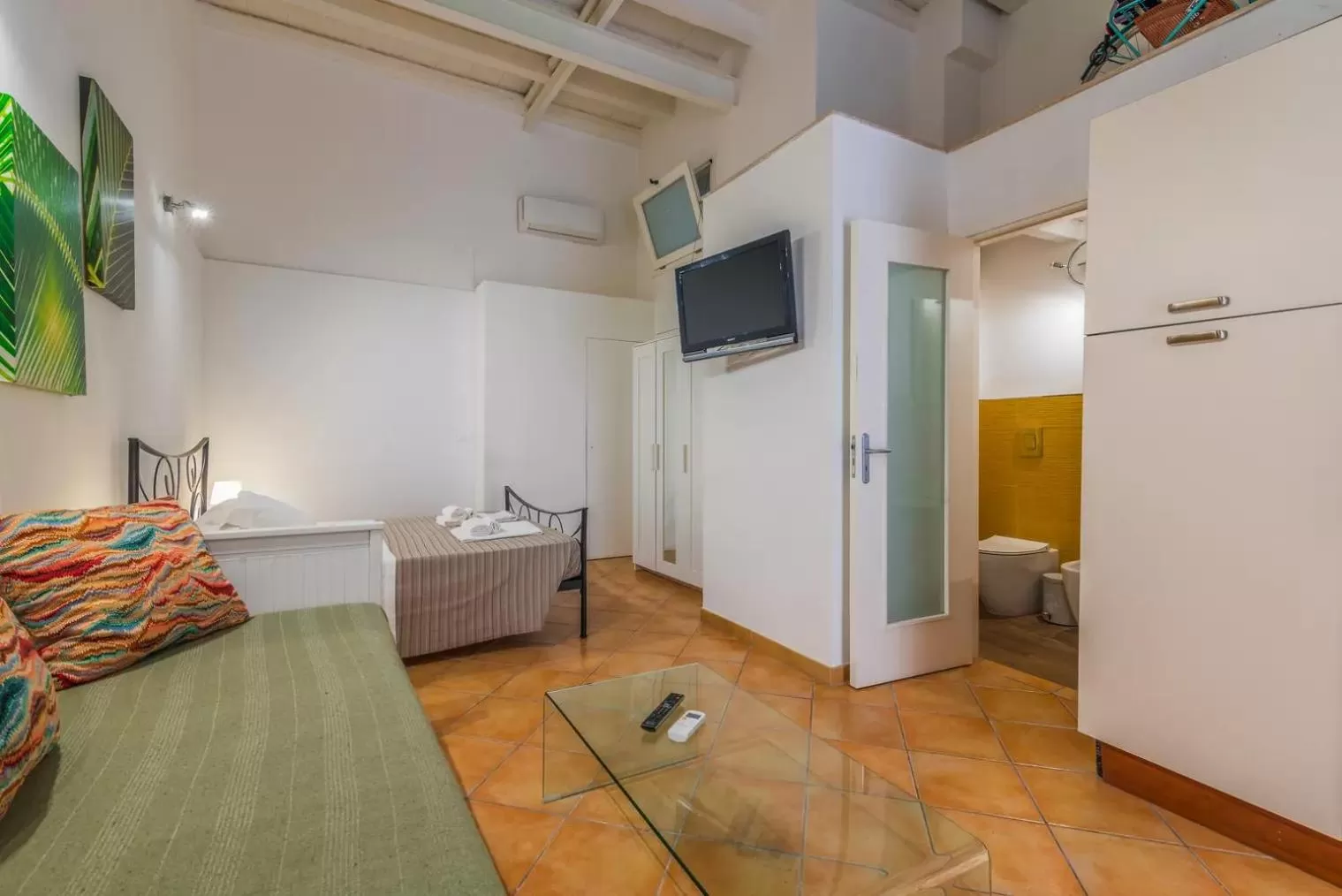 Communal lounge/ TV room, Bed in A'Storia