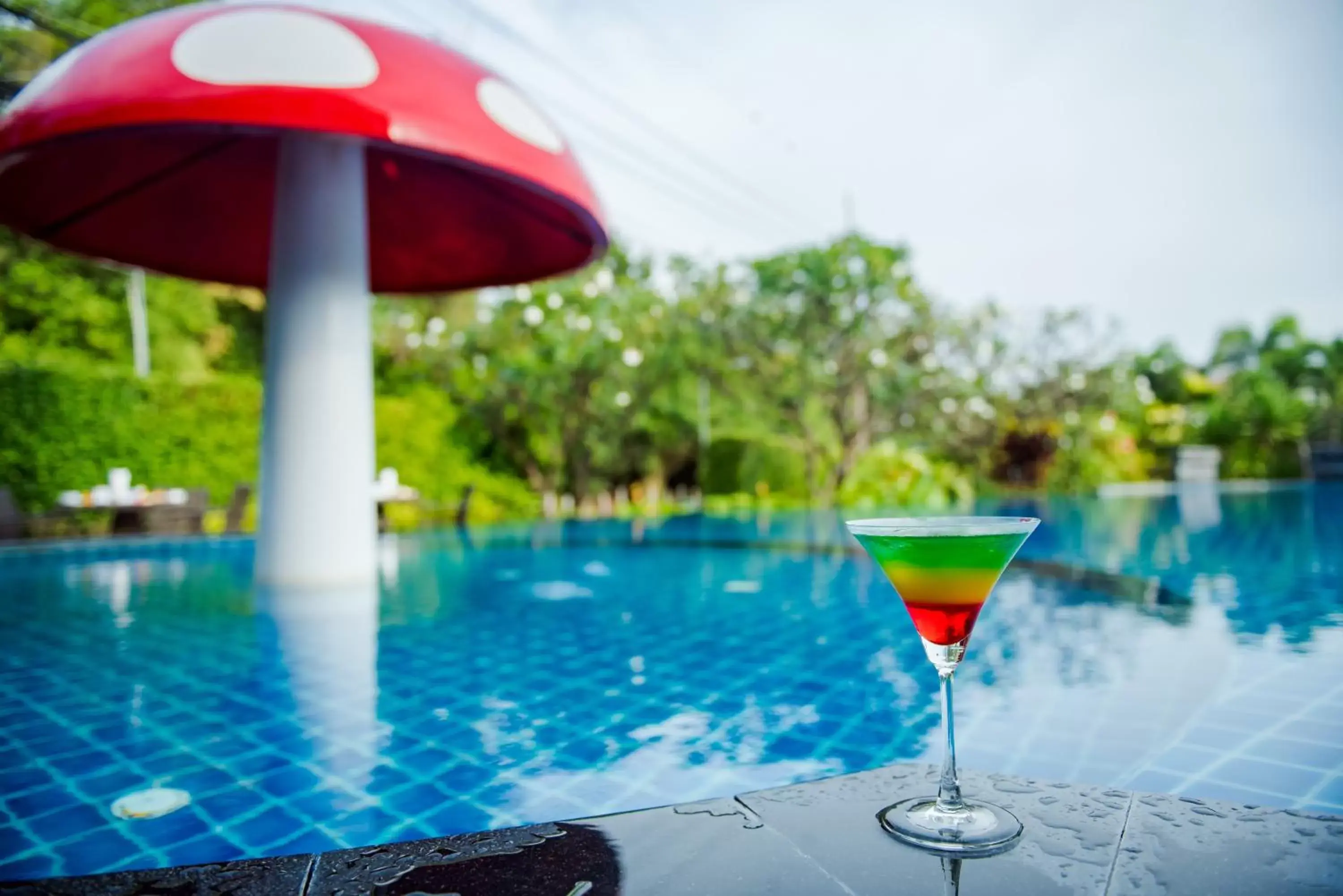 Swimming Pool in Golden Beach Cha-Am Hotel