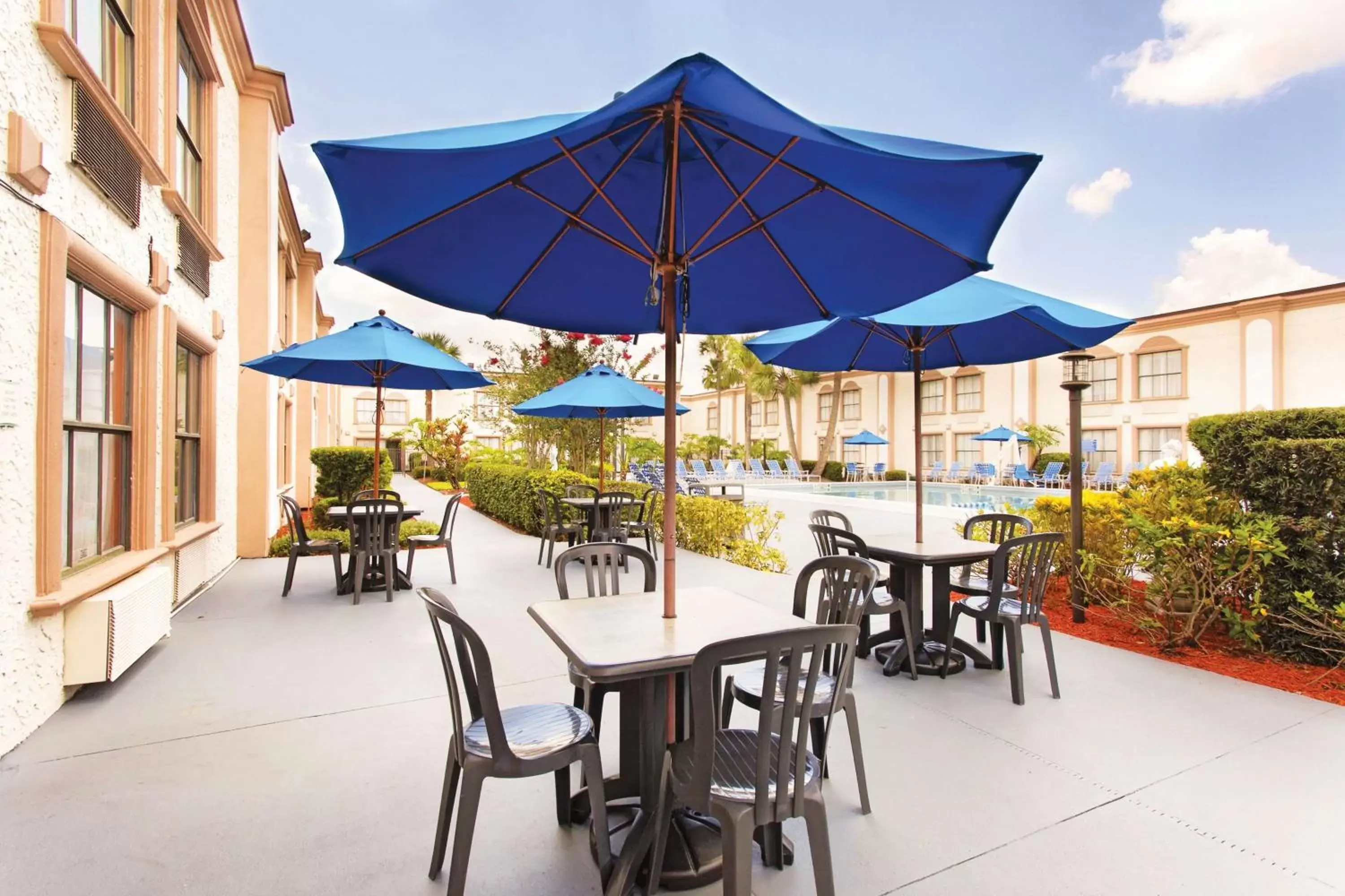 Property building, Restaurant/Places to Eat in La Quinta Inn by Wyndham Orlando International Drive North