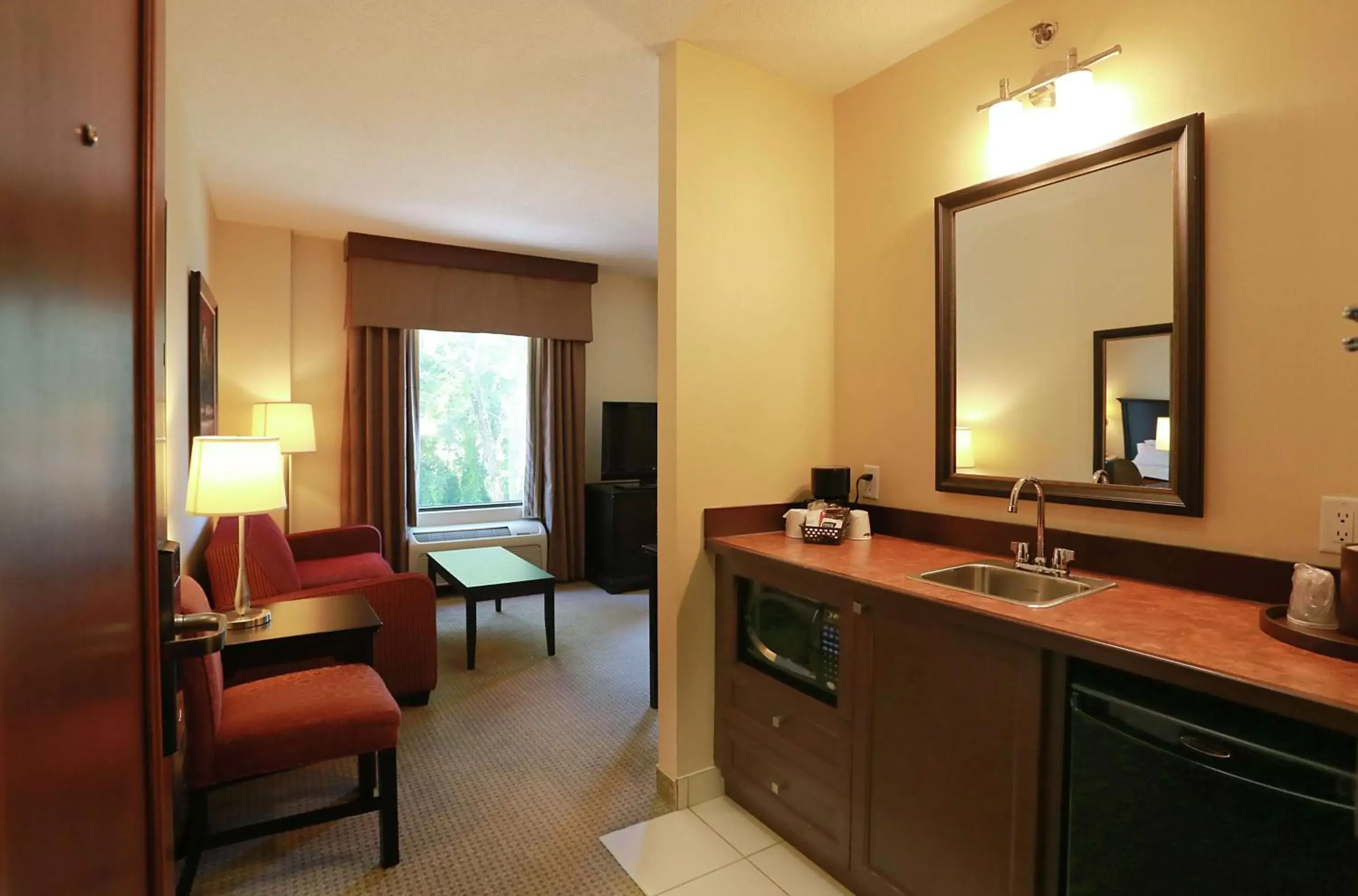 Bedroom, TV/Entertainment Center in Hampton Inn & Suites Laval