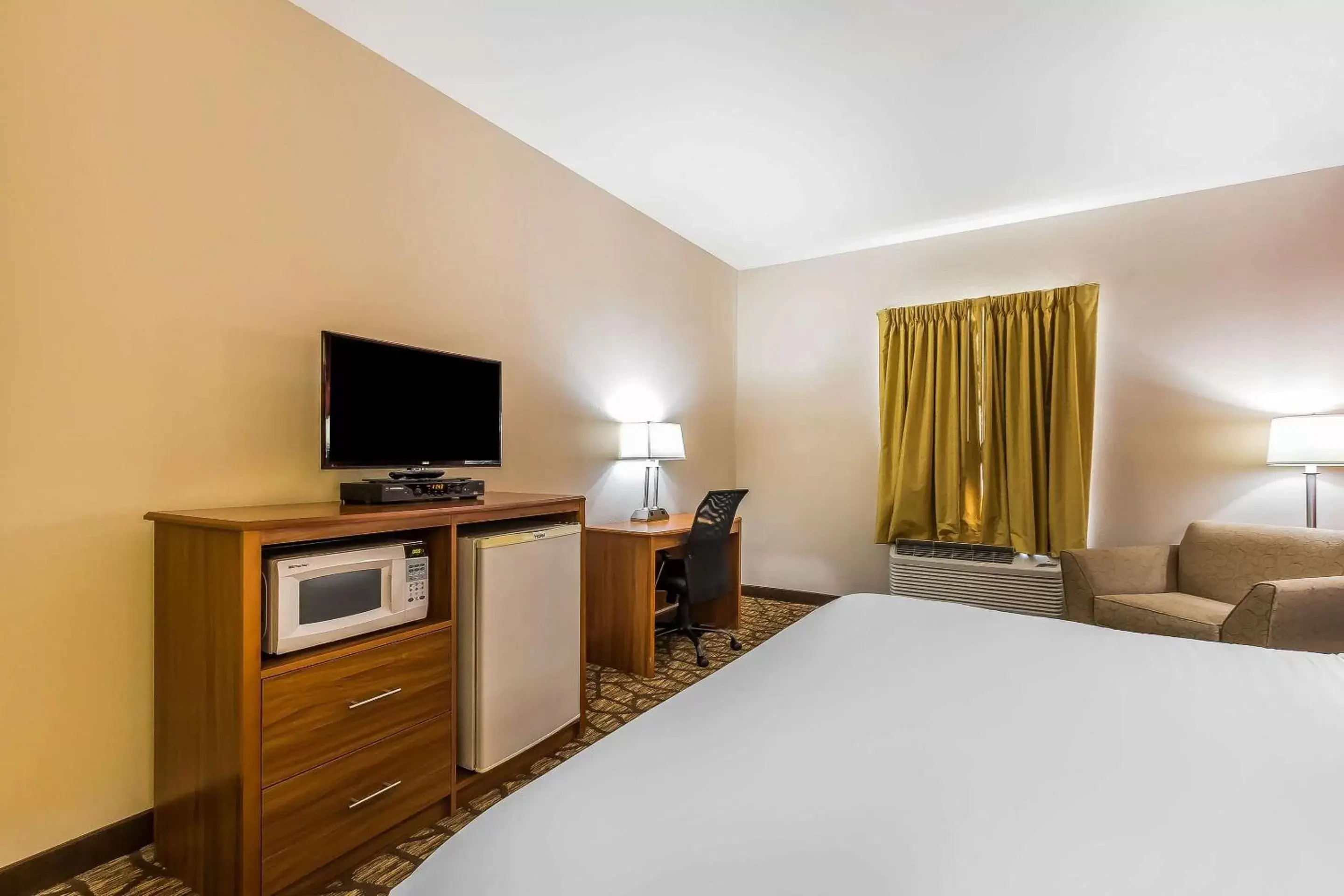 Photo of the whole room, Bed in Quality Inn & Suites Chesterfield Village