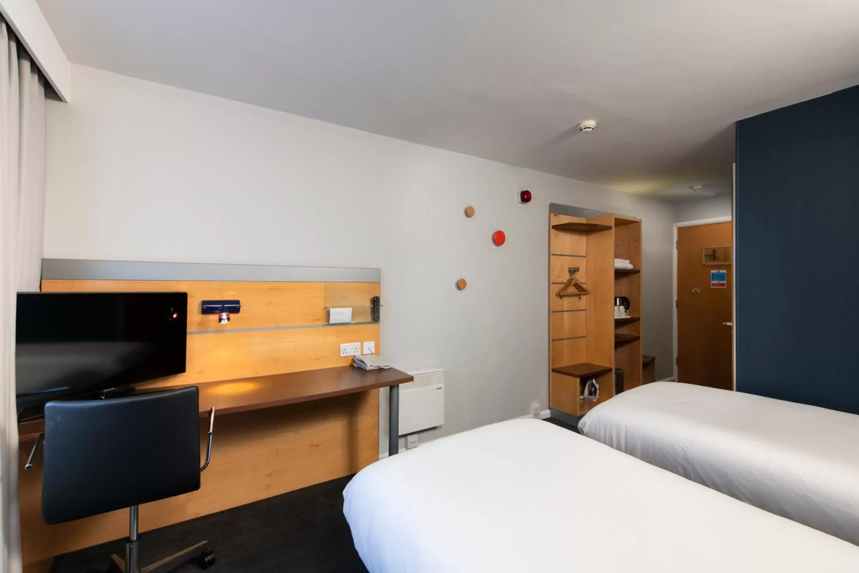 Bedroom, Bed in Holiday Inn Express Hamilton, an IHG Hotel