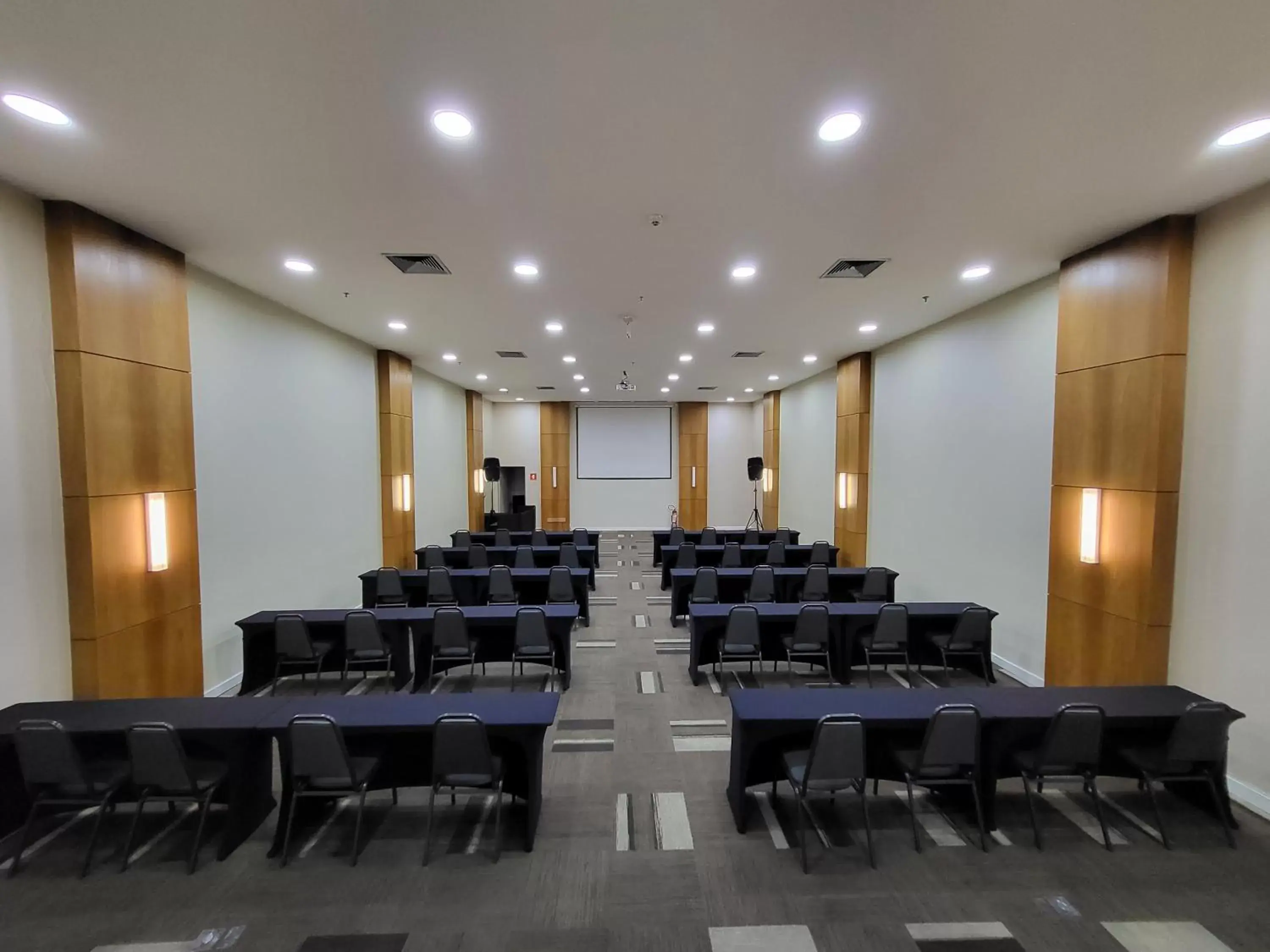 Meeting/conference room in Staybridge Suites São Paulo, an IHG Hotel