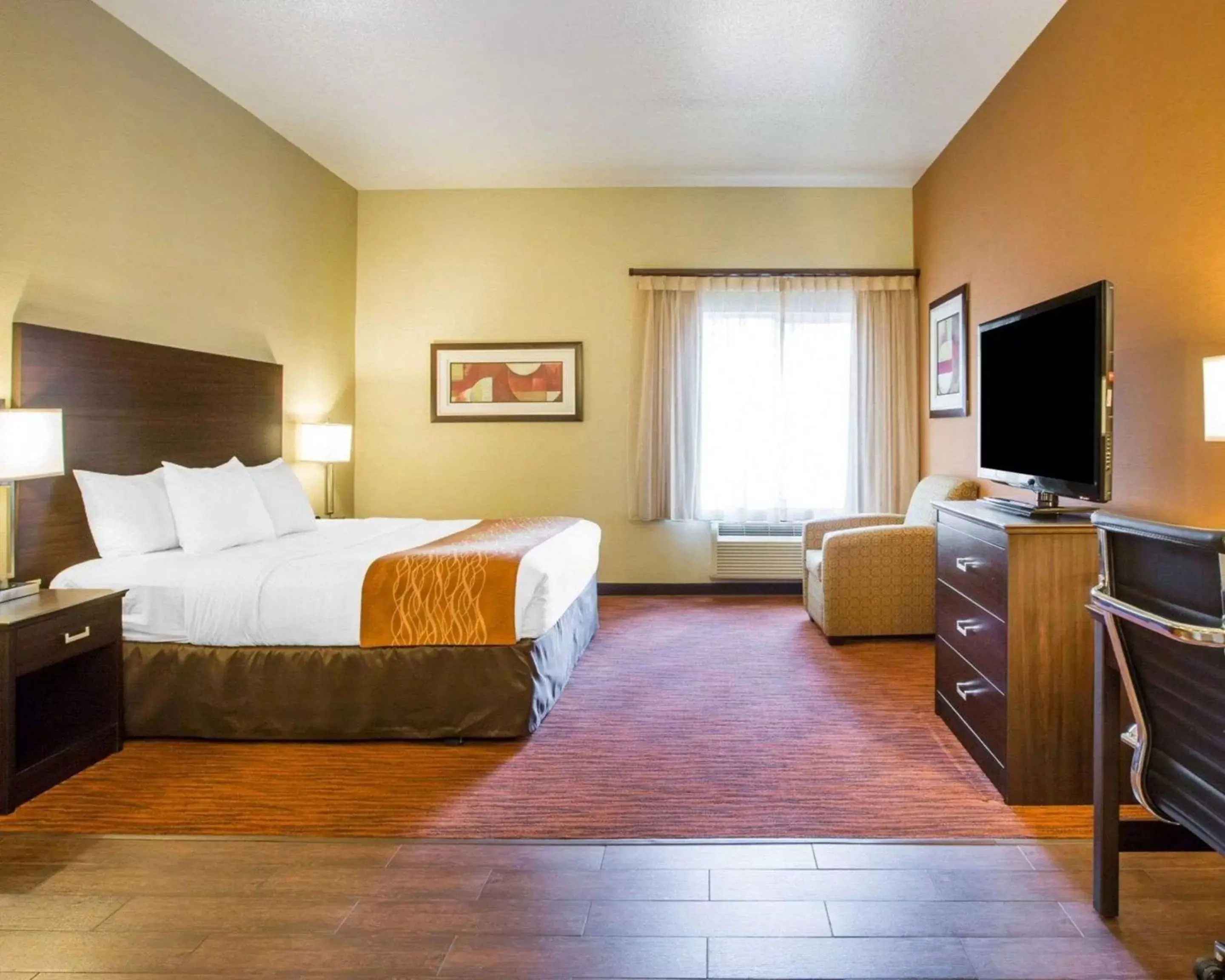 Photo of the whole room, Bed in Comfort Suites Clovis