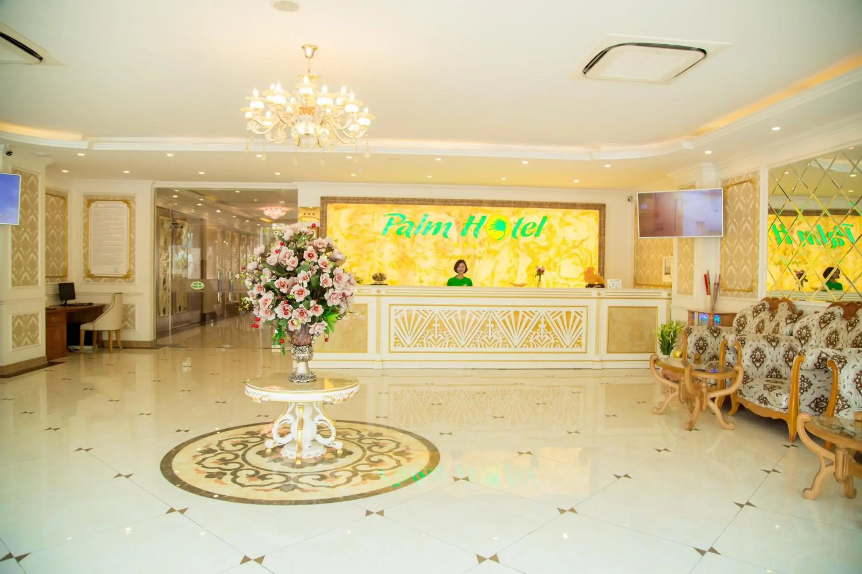 Staff, Lobby/Reception in Palm Hotel