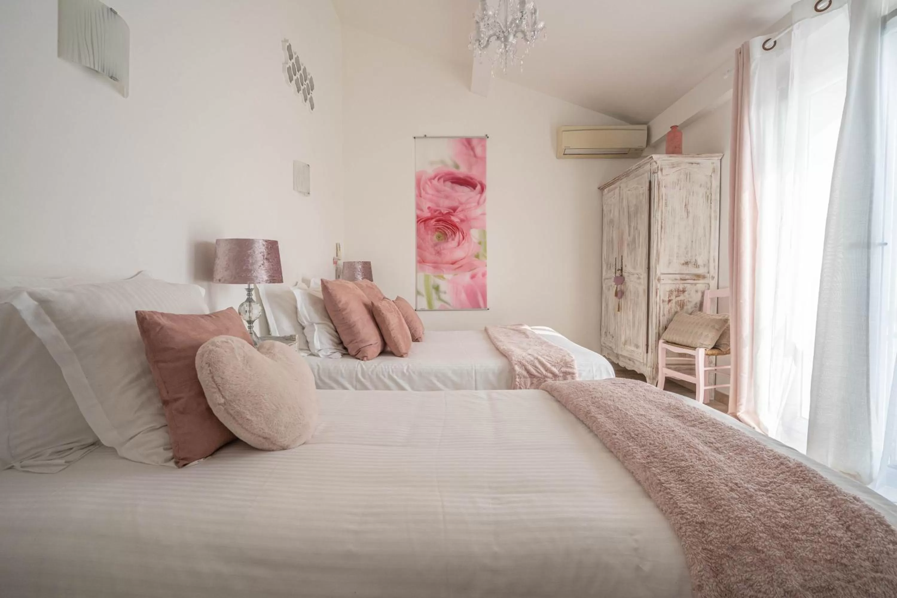 Bed in Hôtel Le Méditerranée