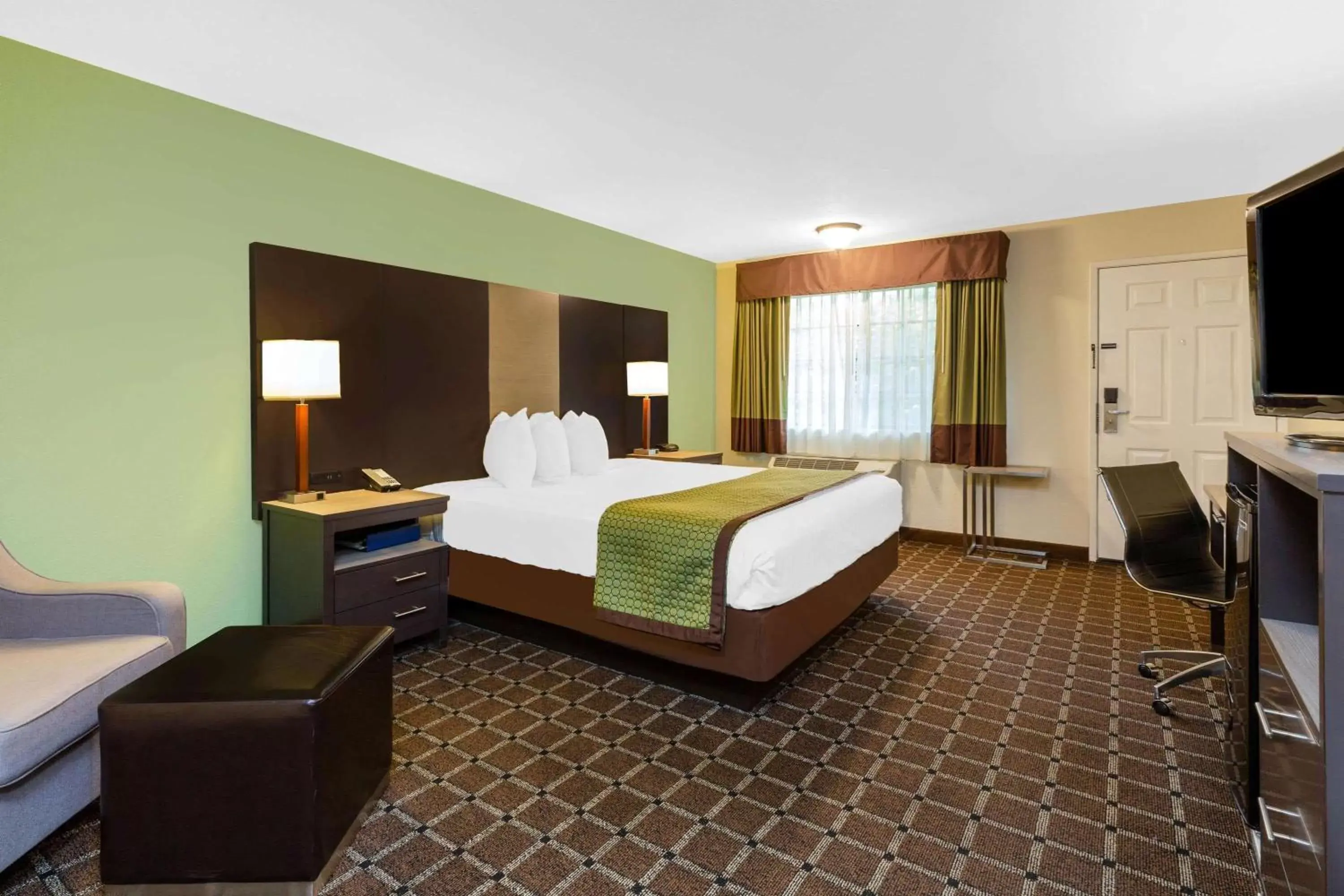 Photo of the whole room, Bed in Travelodge by Wyndham Angels Camp CA Photo of the whole room, Bed in Travelodge by Wyndham Angels Camp CA