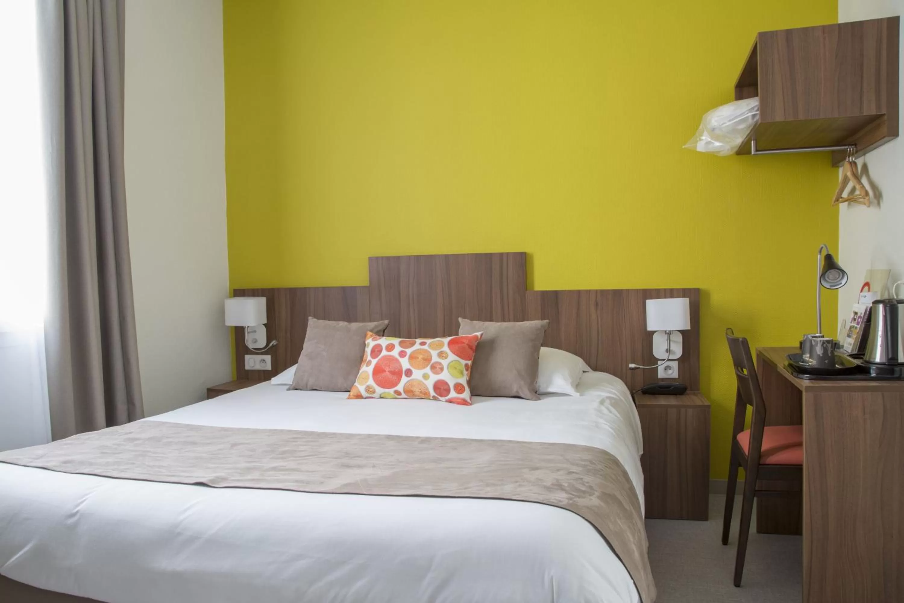 Photo of the whole room, Bed in Logis Hôtel Chaptal, Amboise