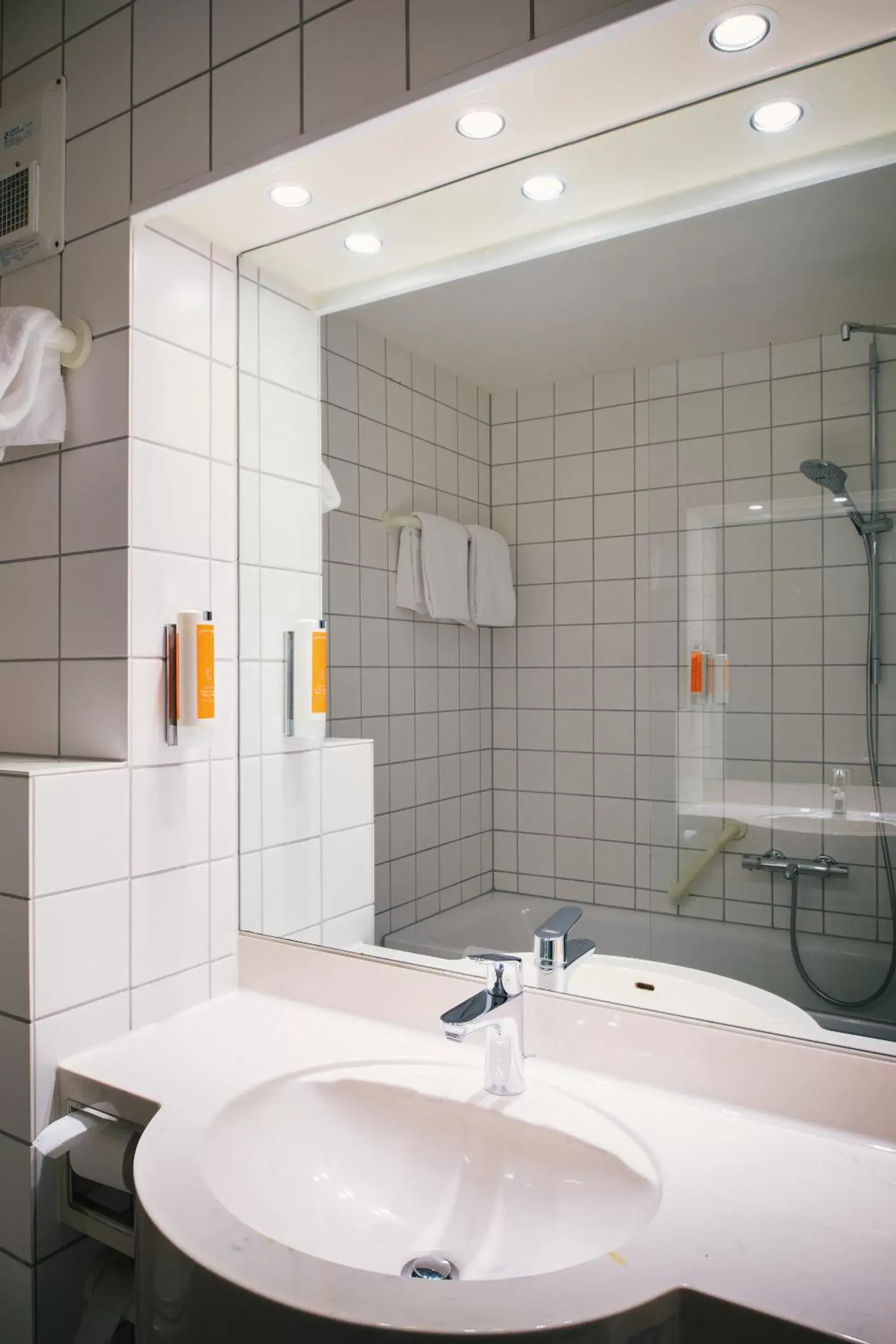 Bathroom in Vienna House Easy by Wyndham Amberg