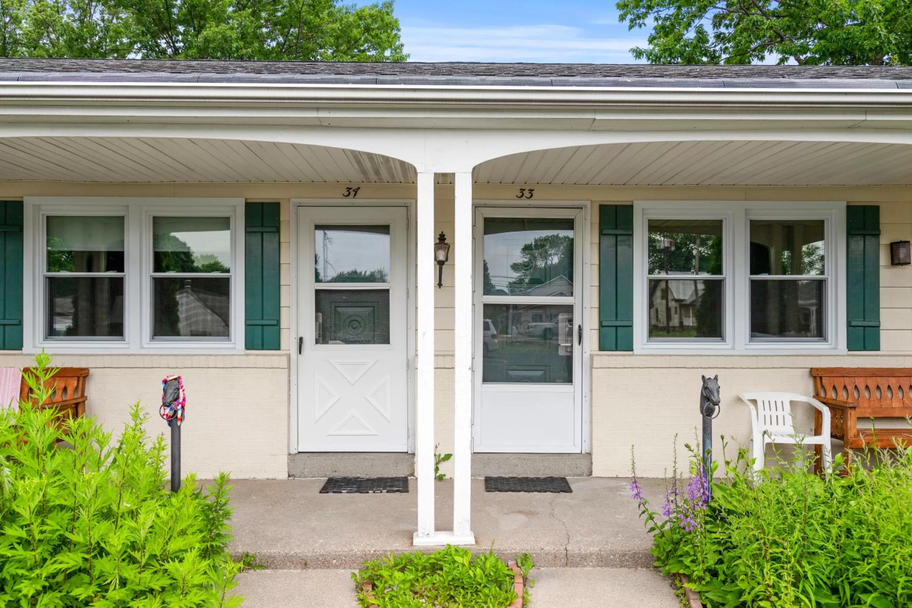 Property building in Glass House Inn Erie Near I-90 & I-79