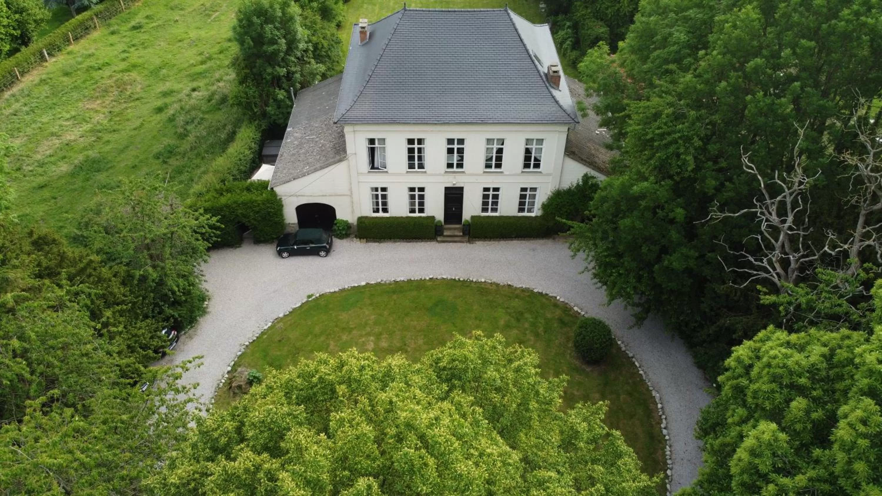 Property building in Maison De Plumes