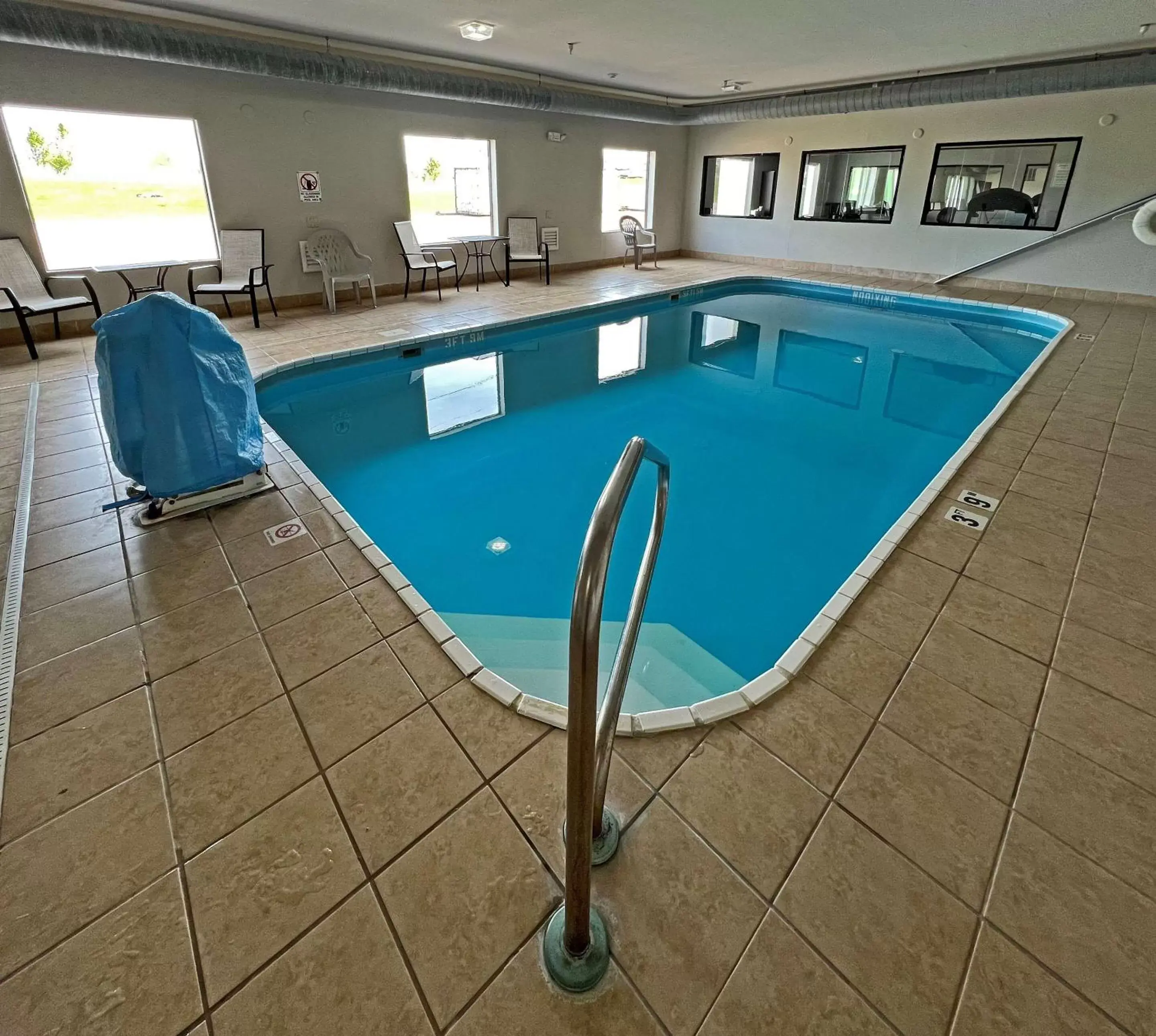 Swimming Pool in Comfort Suites Jackson - Cape Girardeau