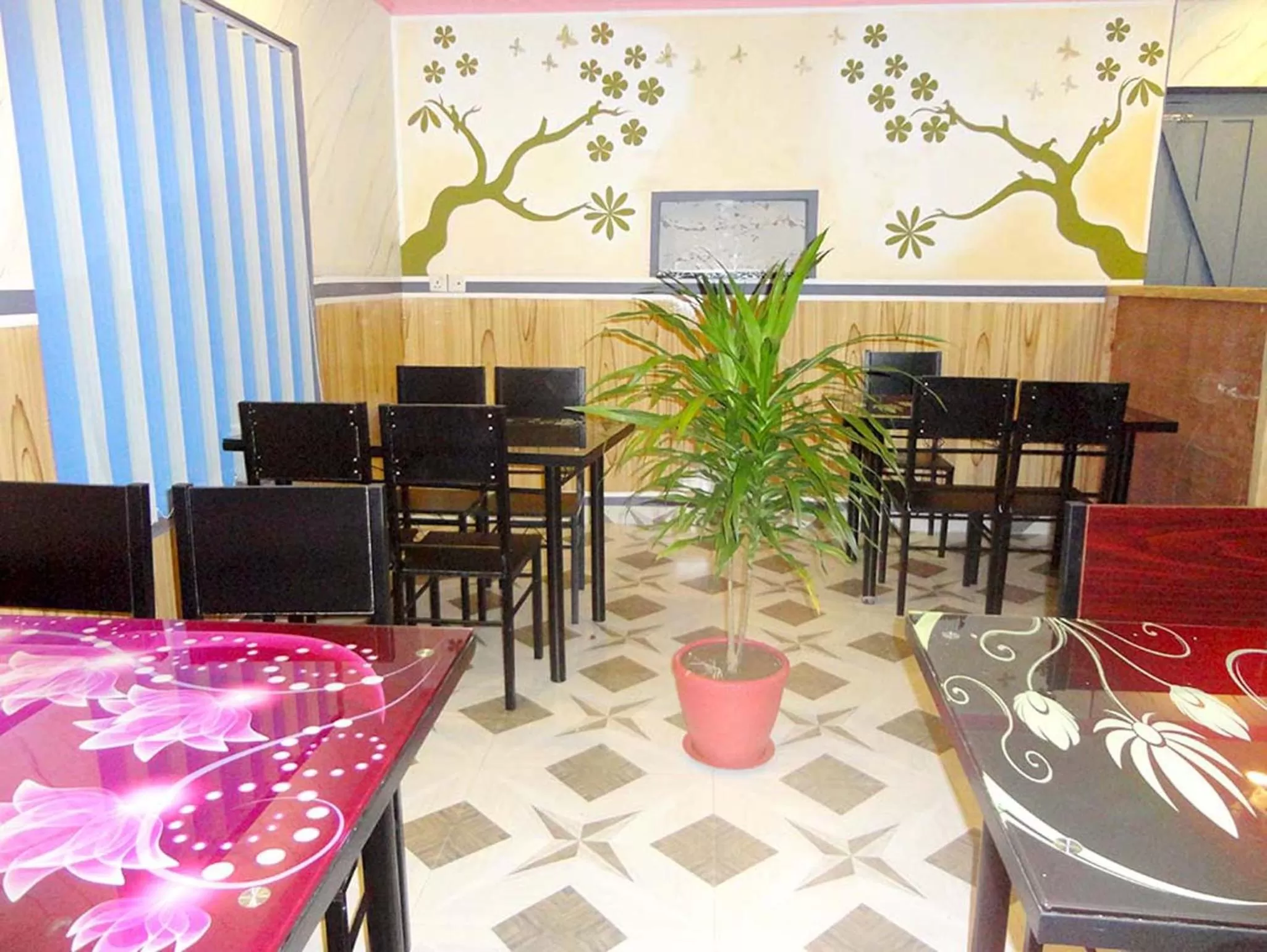 Restaurant/places to eat in Hotel Buttercup