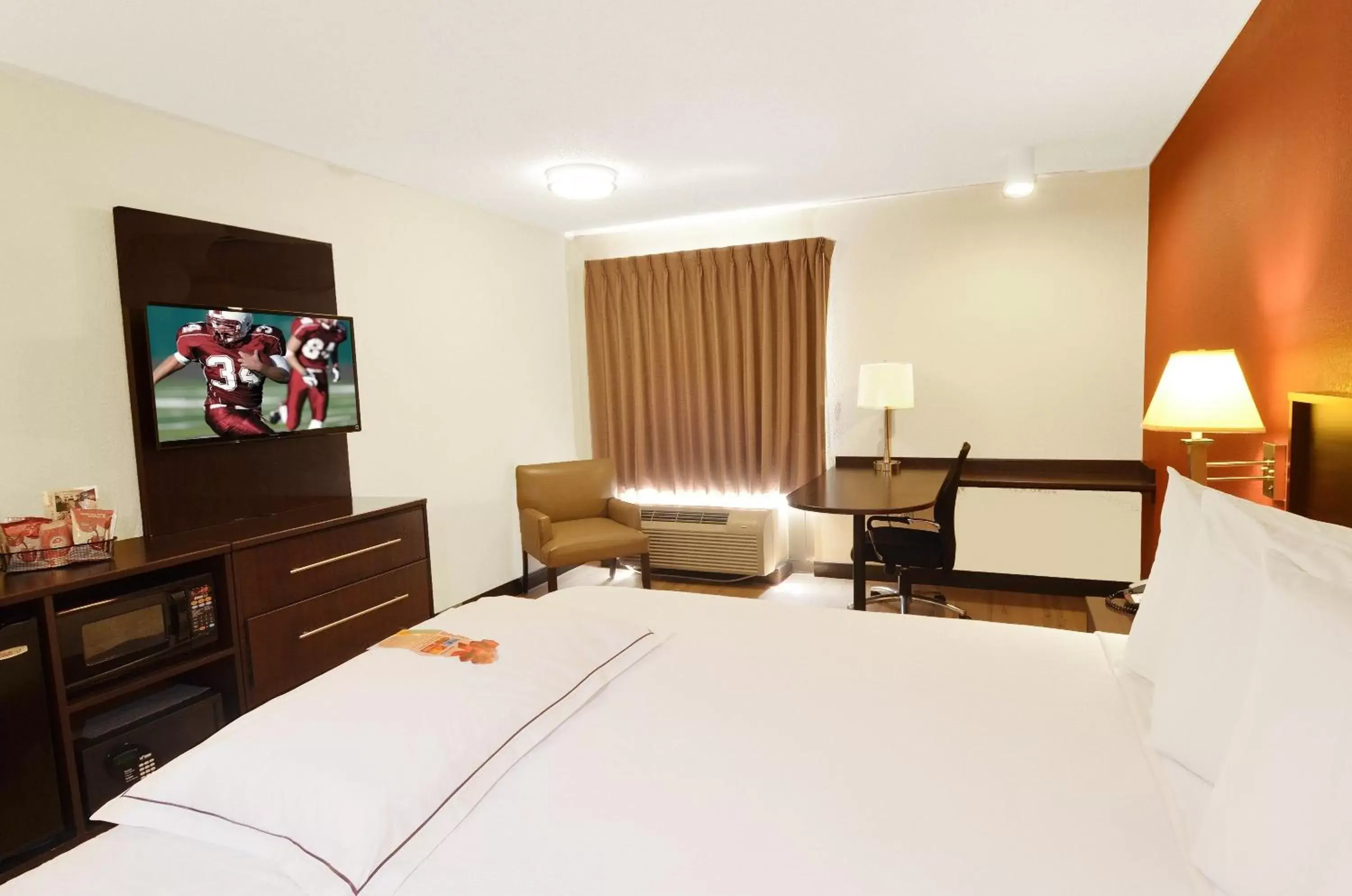 Premium King Room Smoke Free (Upgraded Bedding & Snack) in Red Roof Inn PLUS+ Houston - Energy Corridor Premium King Room Smoke Free (Upgraded Bedding & Snack) in Red Roof Inn PLUS+ Houston - Energy Corridor